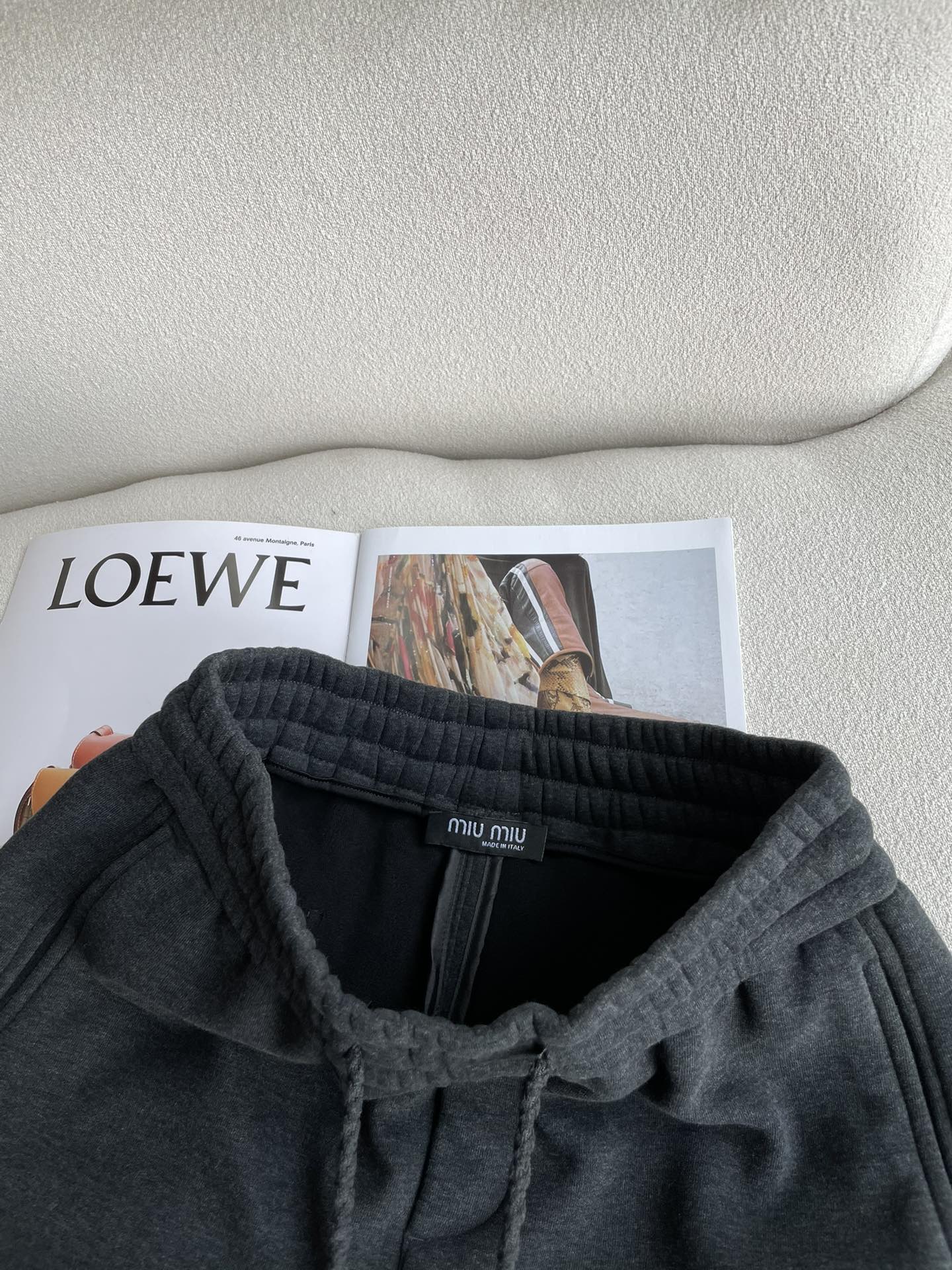 miumiu 2025秋冬最新系列男士加厚休闲裤！内里加绒，非常保暖，北方的宝子们赶紧备上！采用客供弹力