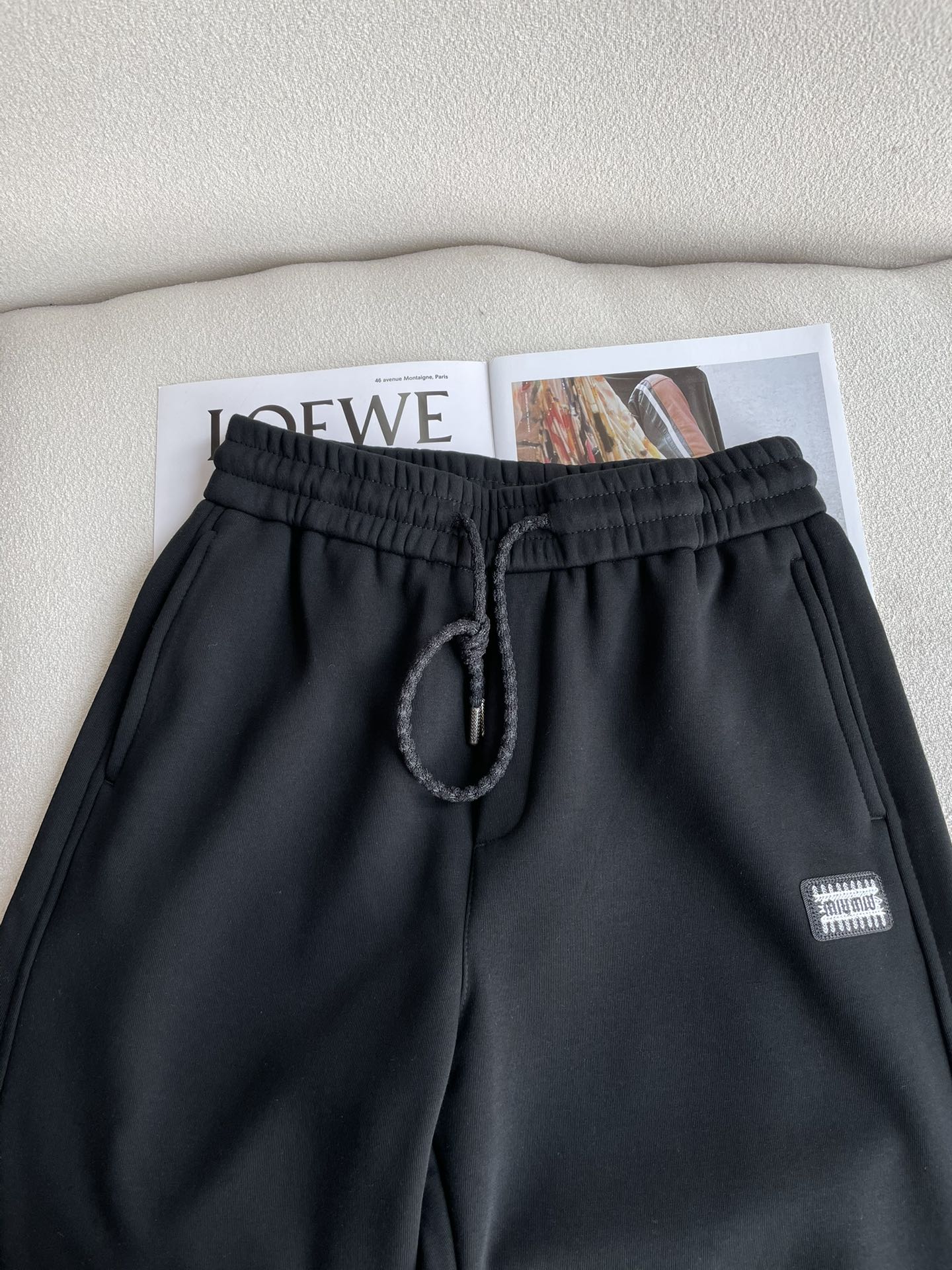 miumiu 2025秋冬最新系列男士加厚休闲裤！内里加绒，非常保暖，北方的宝子们赶紧备上！采用客供弹力