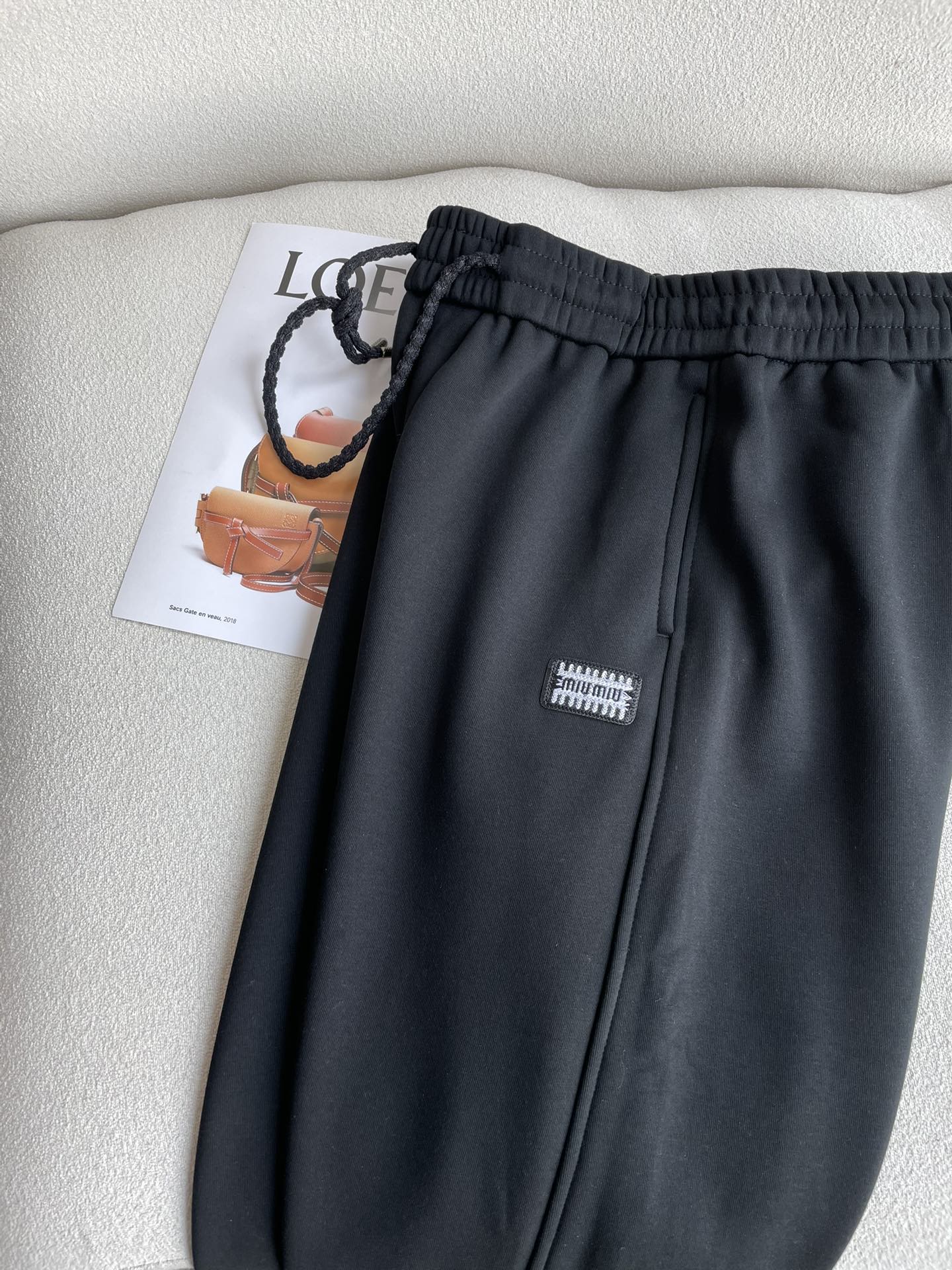 miumiu 2025秋冬最新系列男士加厚休闲裤！内里加绒，非常保暖，北方的宝子们赶紧备上！采用客供弹力