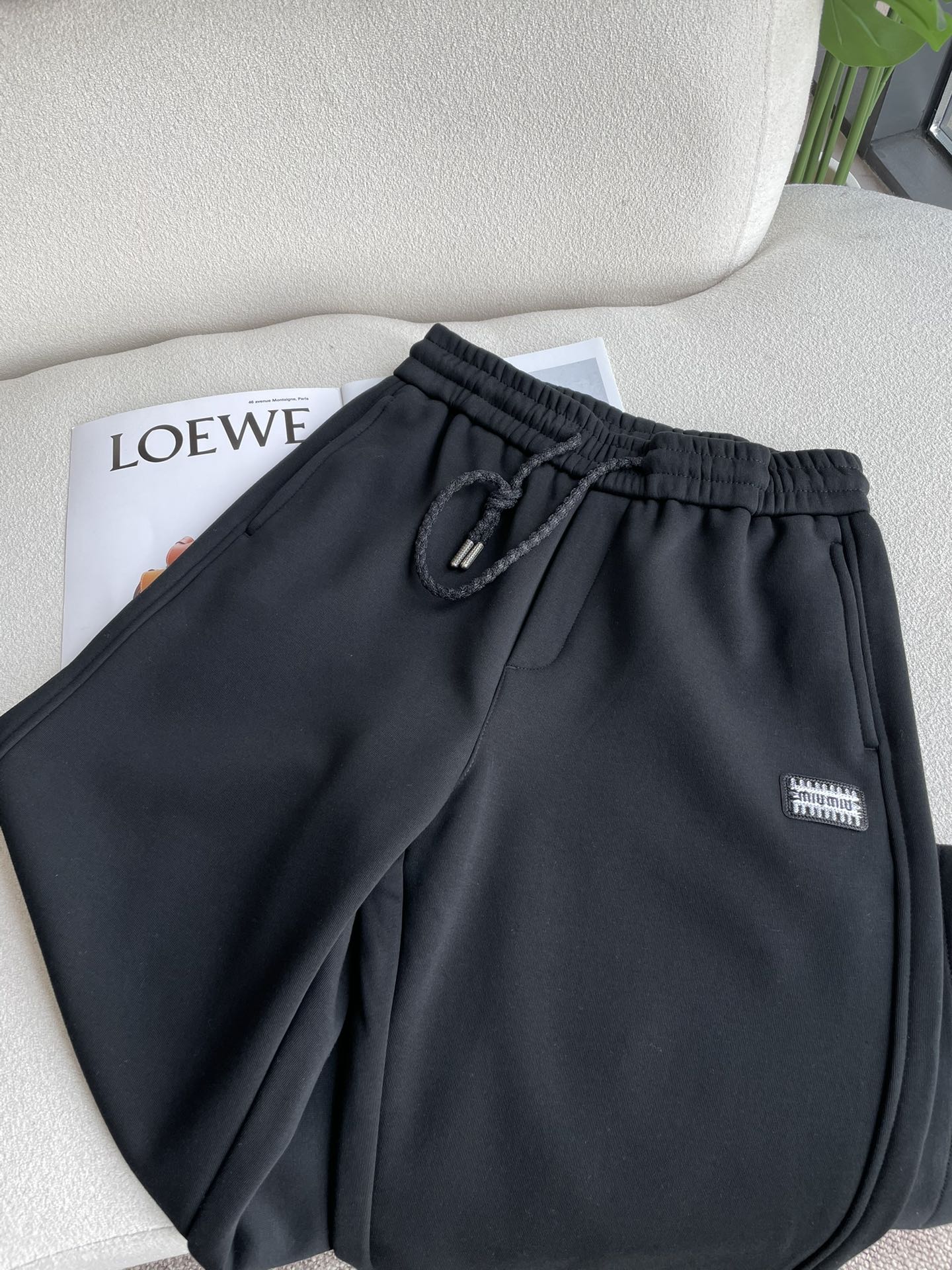 miumiu 2025秋冬最新系列男士加厚休闲裤！内里加绒，非常保暖，北方的宝子们赶紧备上！采用客供弹力