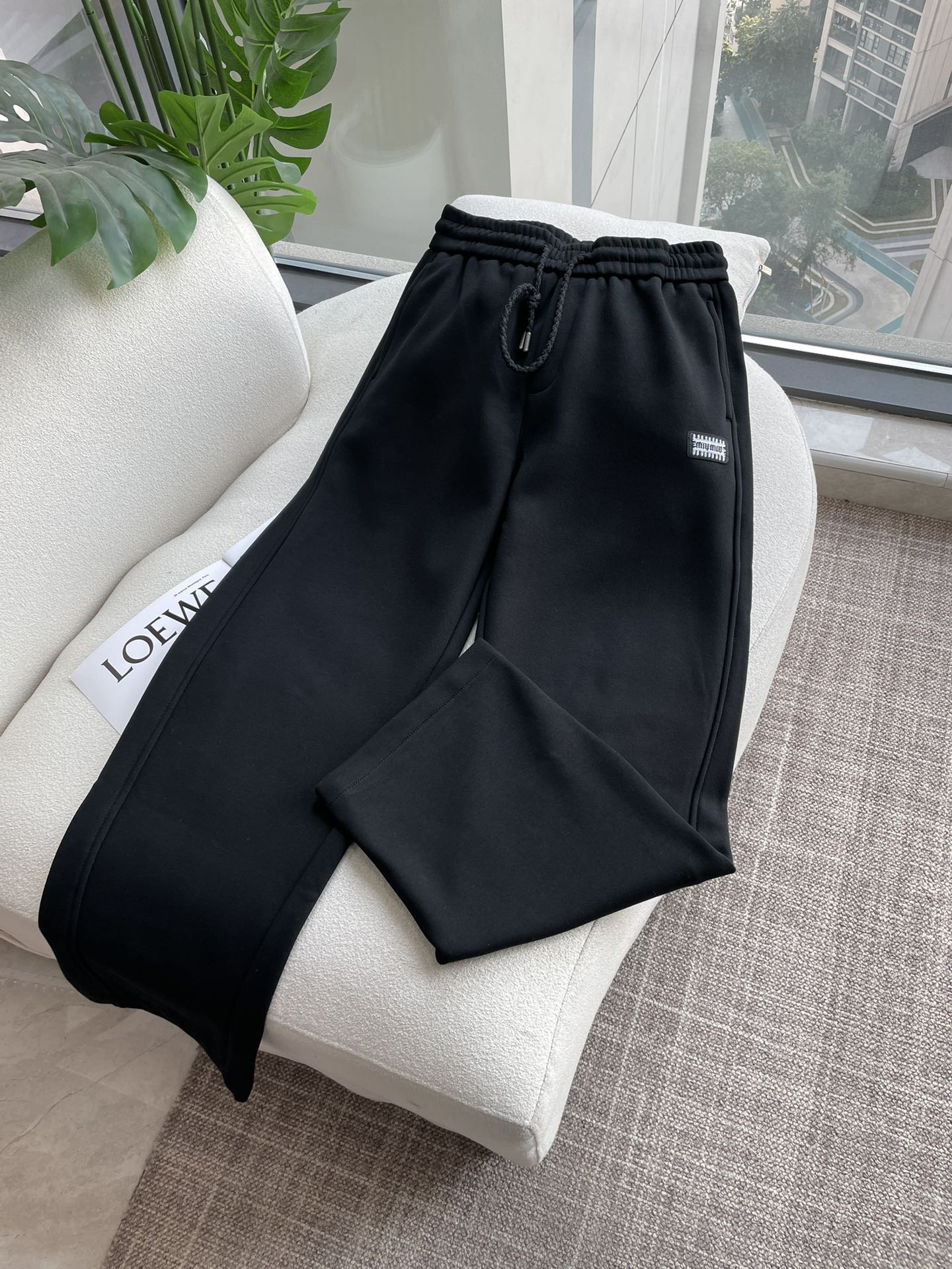 miumiu 2025秋冬最新系列男士加厚休闲裤！内里加绒，非常保暖，北方的宝子们赶紧备上！采用客供弹力