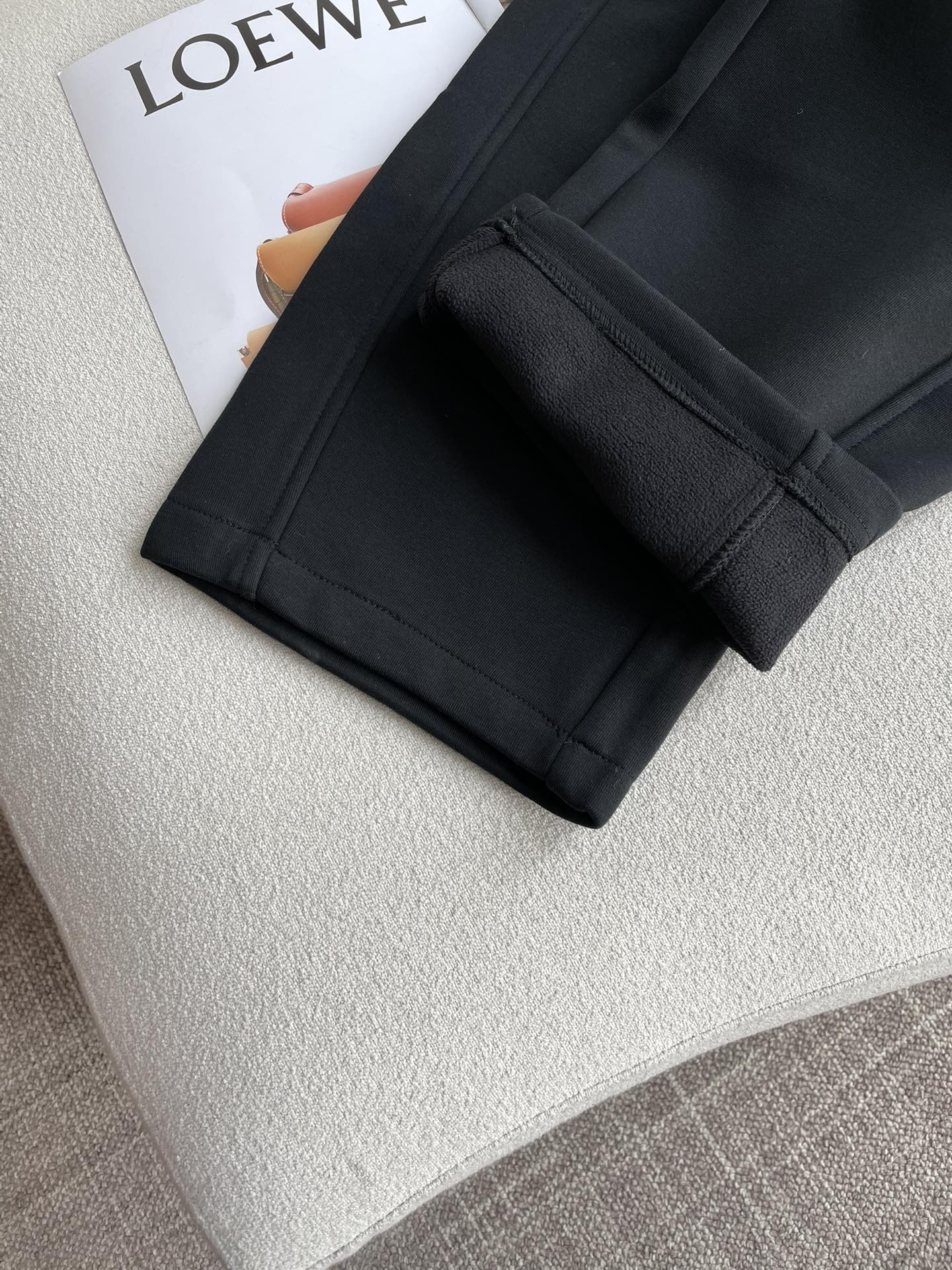 miumiu 2025秋冬最新系列男士加厚休闲裤！内里加绒，非常保暖，北方的宝子们赶紧备上！采用客供弹力