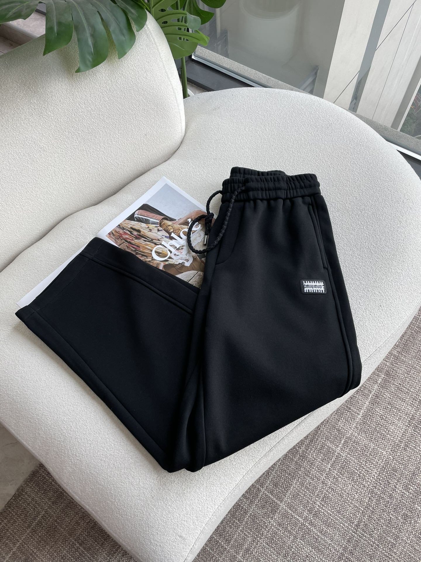 miumiu 2025秋冬最新系列男士加厚休闲裤！内里加绒，非常保暖，北方的宝子们赶紧备上！采用客供弹力