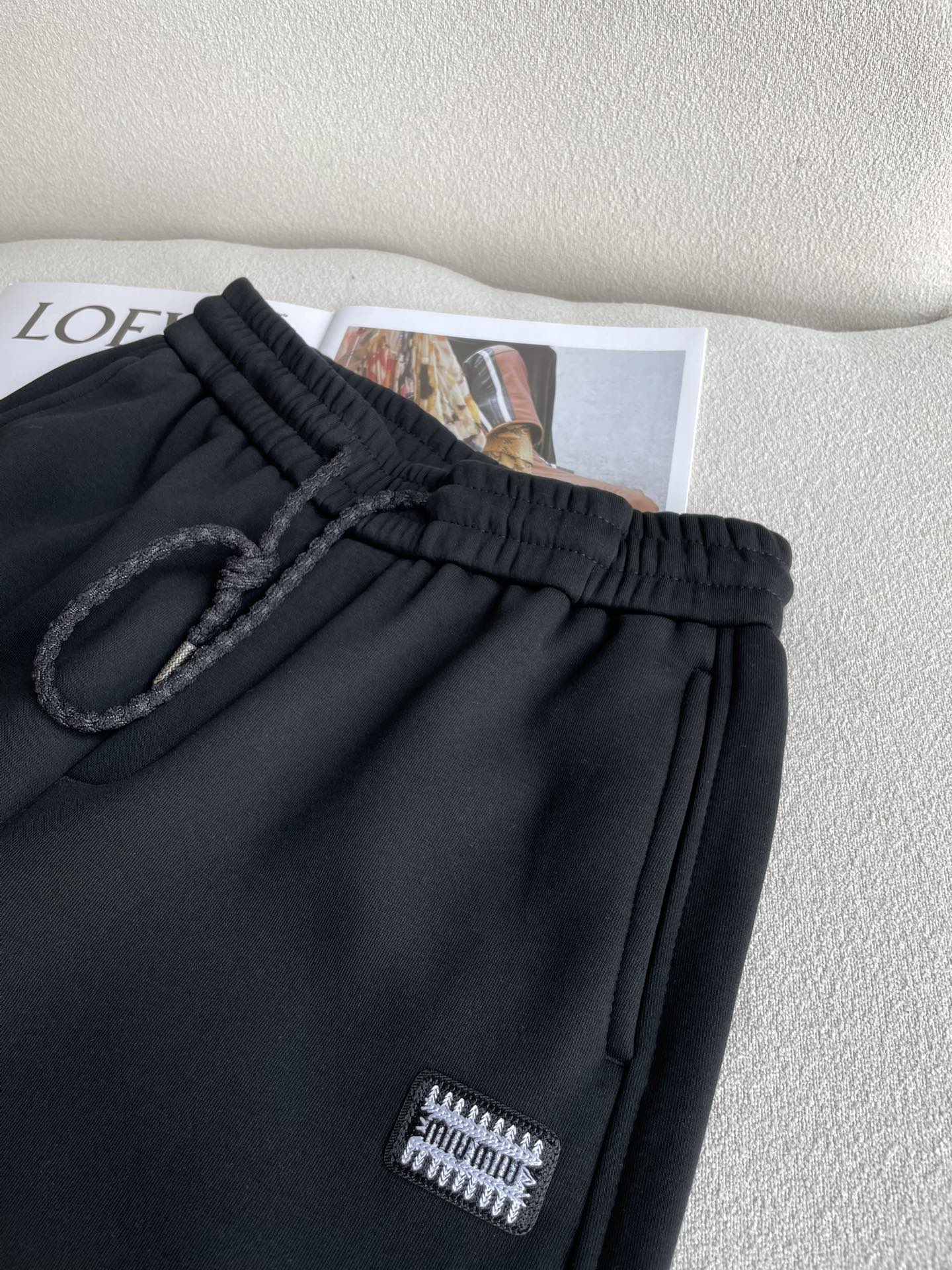 miumiu 2025秋冬最新系列男士加厚休闲裤！内里加绒，非常保暖，北方的宝子们赶紧备上！采用客供弹力