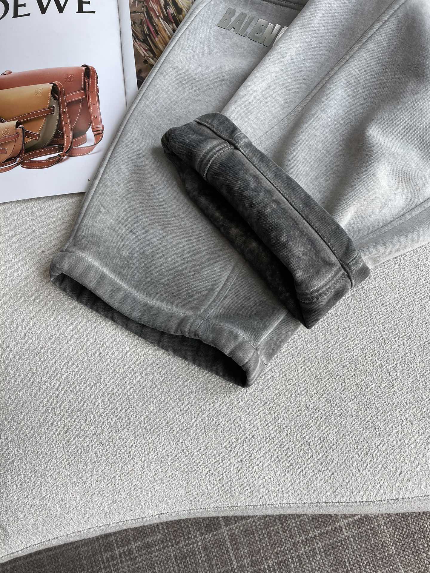 巴黎世家 2025秋冬最新系列男士加厚休闲裤！内里加绒，非常保暖，北方的宝子们赶紧备上！采用客供弹力柔棉