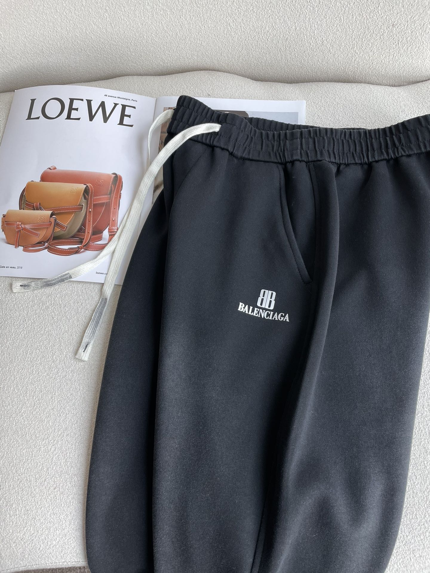 巴黎世家 2025秋冬最新系列男士加厚休闲裤！内里加绒，非常保暖，北方的宝子们赶紧备上！采用客供弹力柔棉