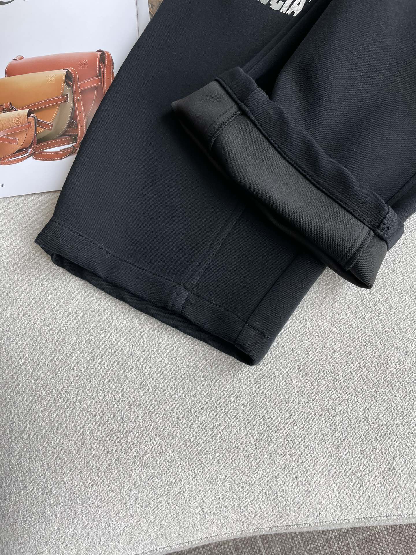 巴黎世家 2025秋冬最新系列男士加厚休闲裤！内里加绒，非常保暖，北方的宝子们赶紧备上！采用客供弹力柔棉