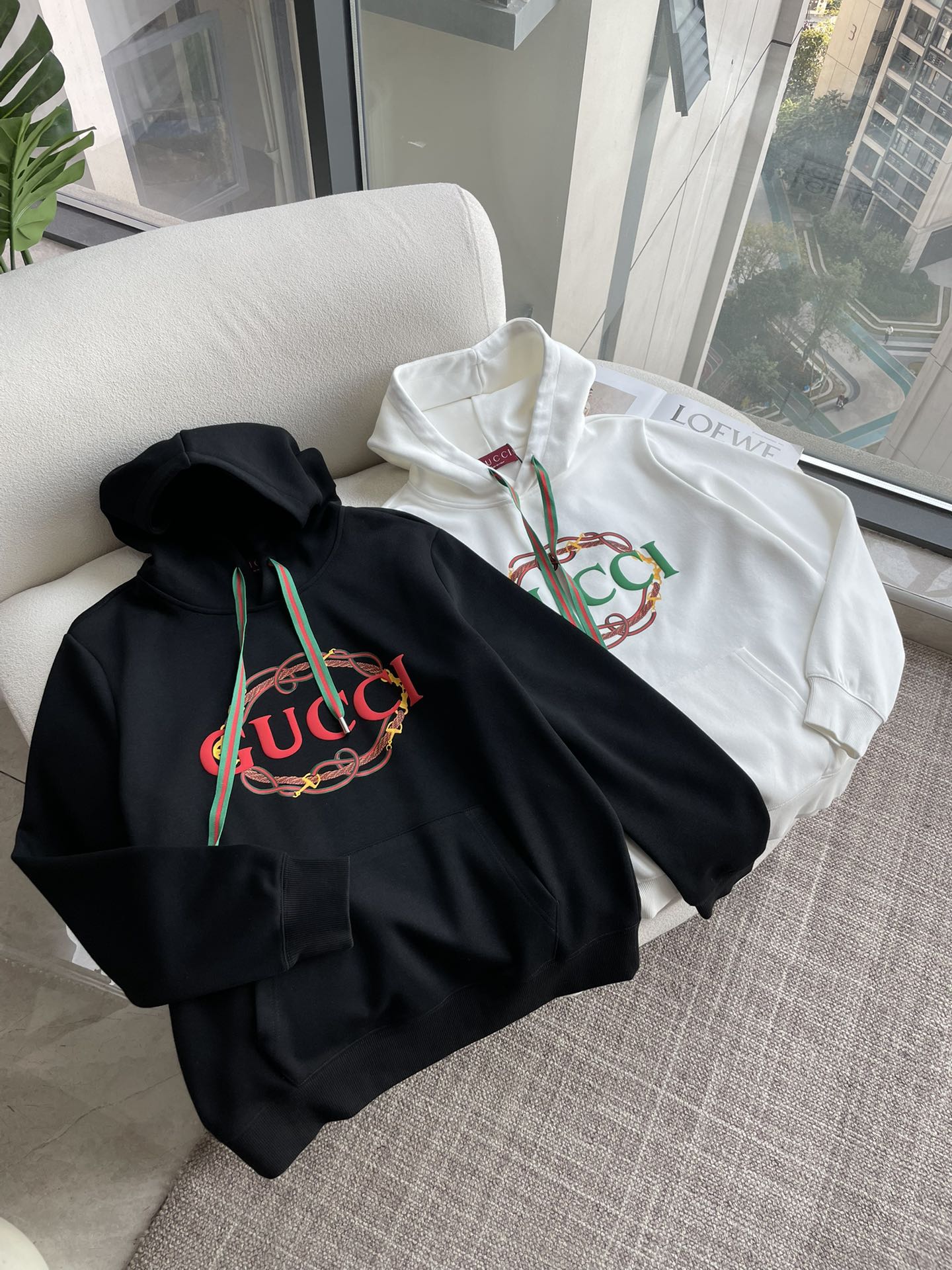· Gucc 套头连帽卫衣；经典套头男女同款，简约大气系列单品，低调奢华大气百搭款！卫衣选用客供100%