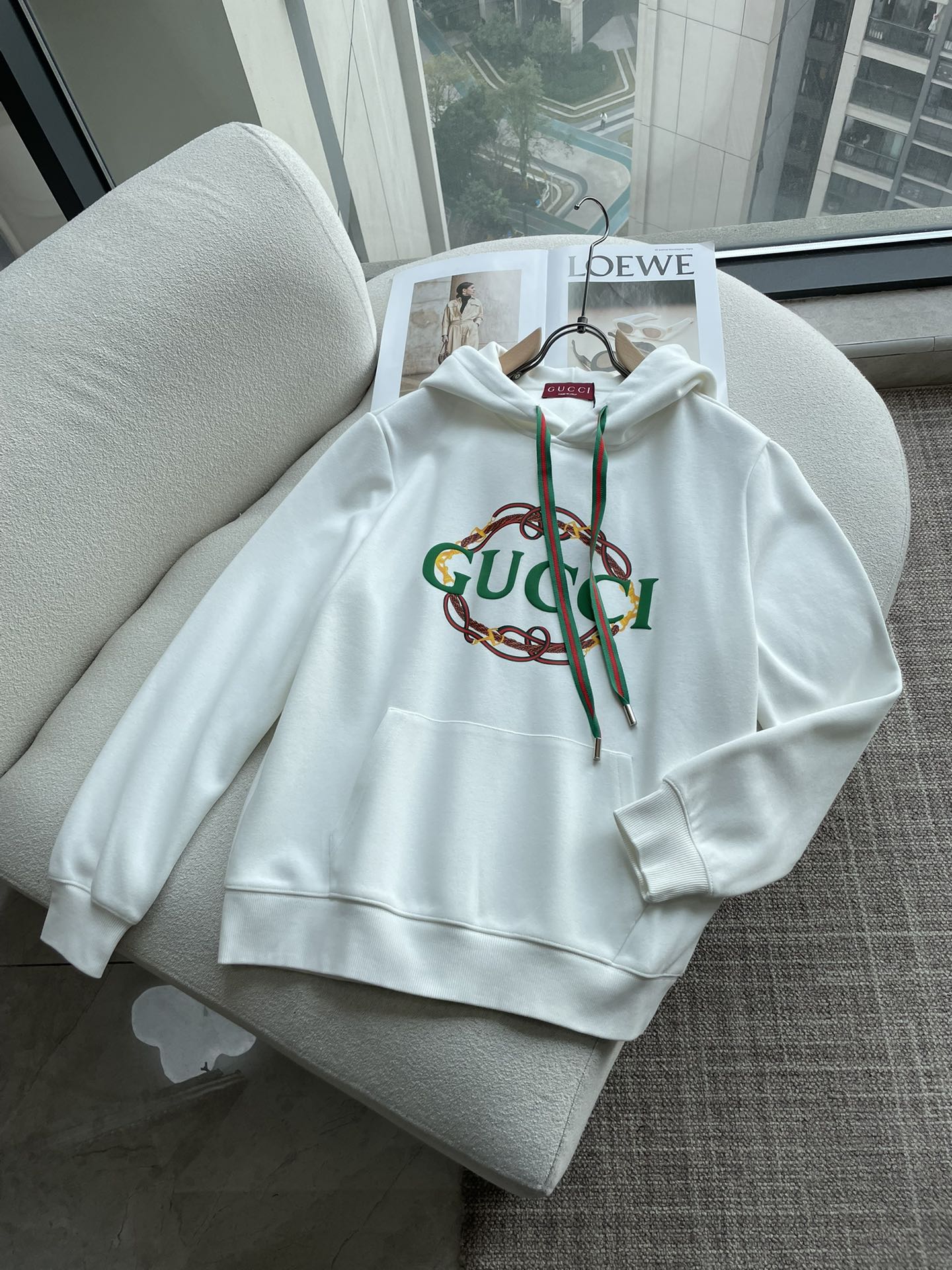 · Gucc 套头连帽卫衣；经典套头男女同款，简约大气系列单品，低调奢华大气百搭款！卫衣选用客供100%