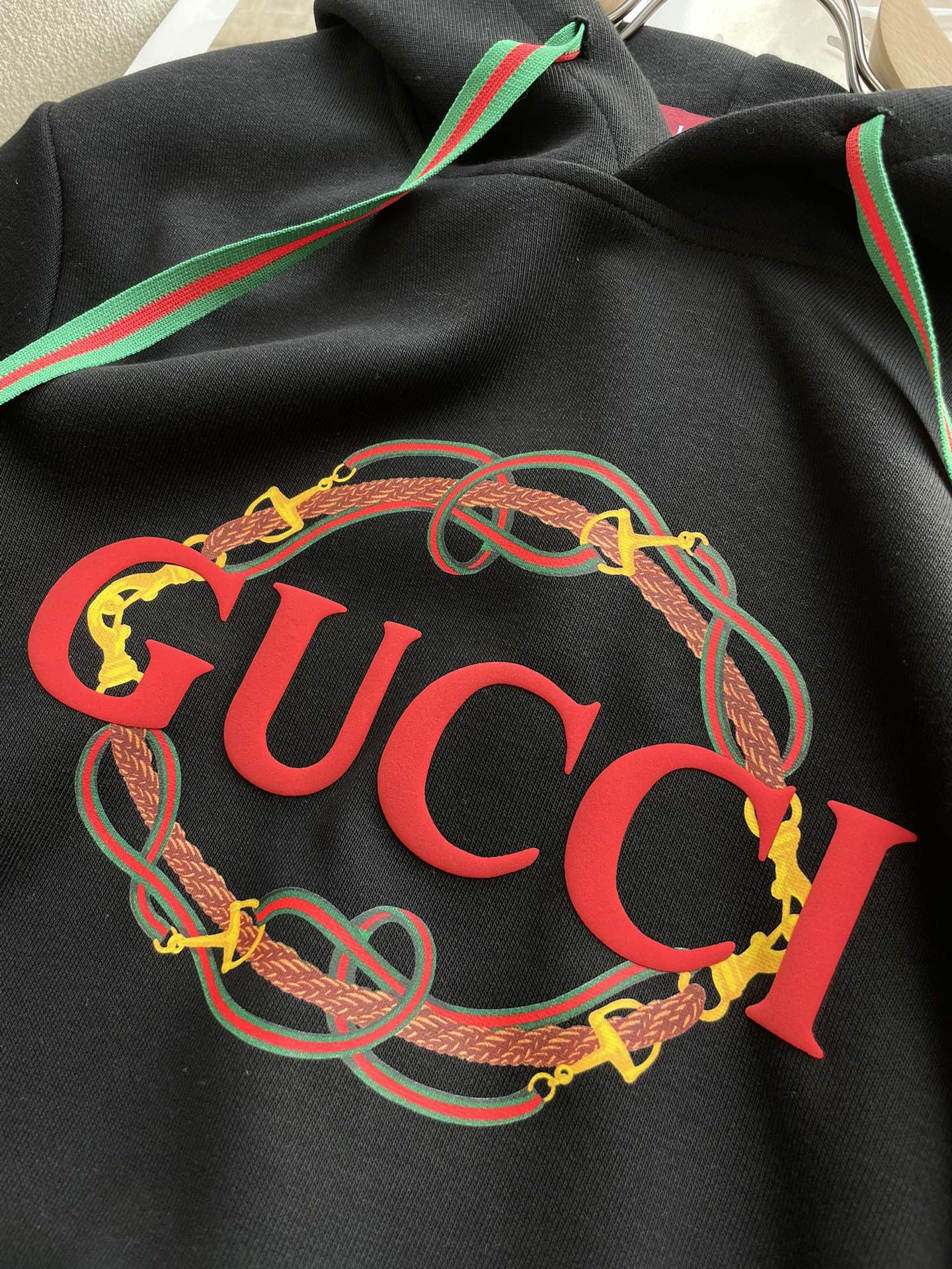 · Gucc 套头连帽卫衣；经典套头男女同款，简约大气系列单品，低调奢华大气百搭款！卫衣选用客供100%