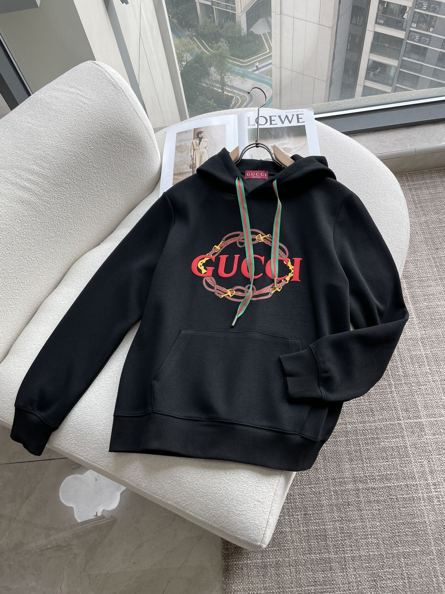 · Gucc 套头连帽卫衣；经典套头男女同款，简约大气系列单品，低调奢华大气百搭款！卫衣选用客供100%