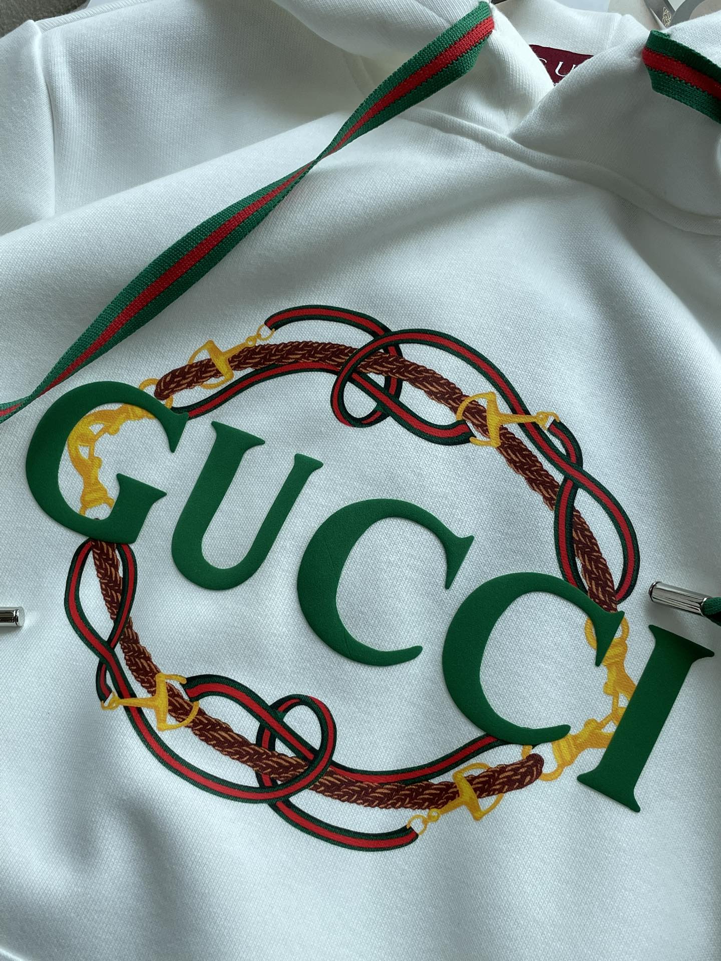 · Gucc 套头连帽卫衣；经典套头男女同款，简约大气系列单品，低调奢华大气百搭款！卫衣选用客供100%