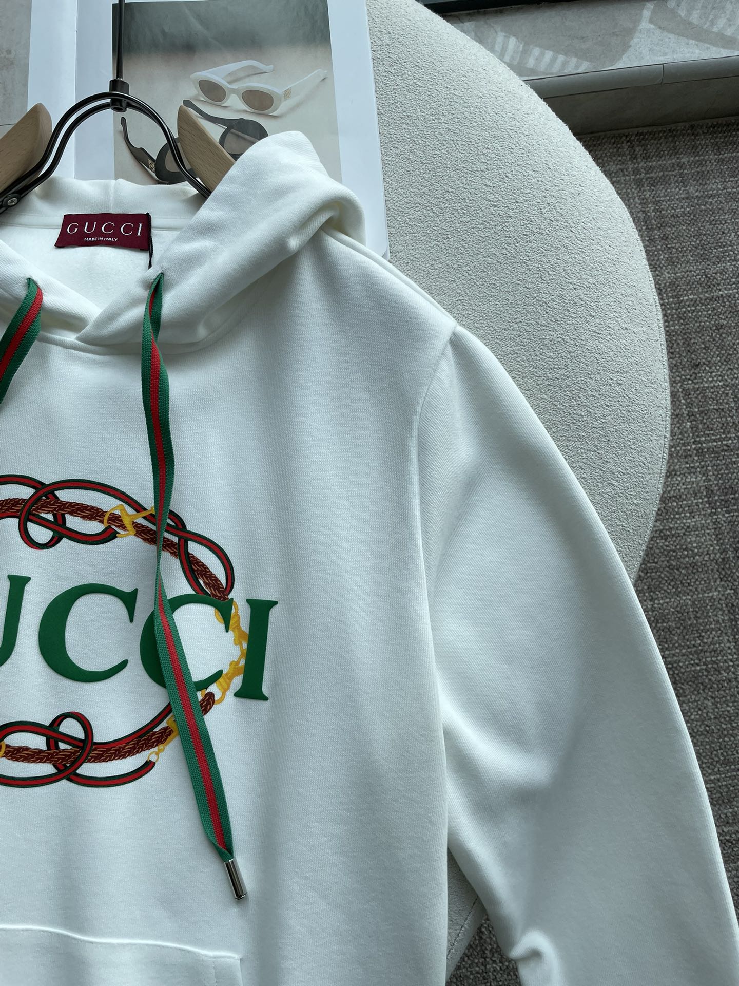 · Gucc 套头连帽卫衣；经典套头男女同款，简约大气系列单品，低调奢华大气百搭款！卫衣选用客供100%