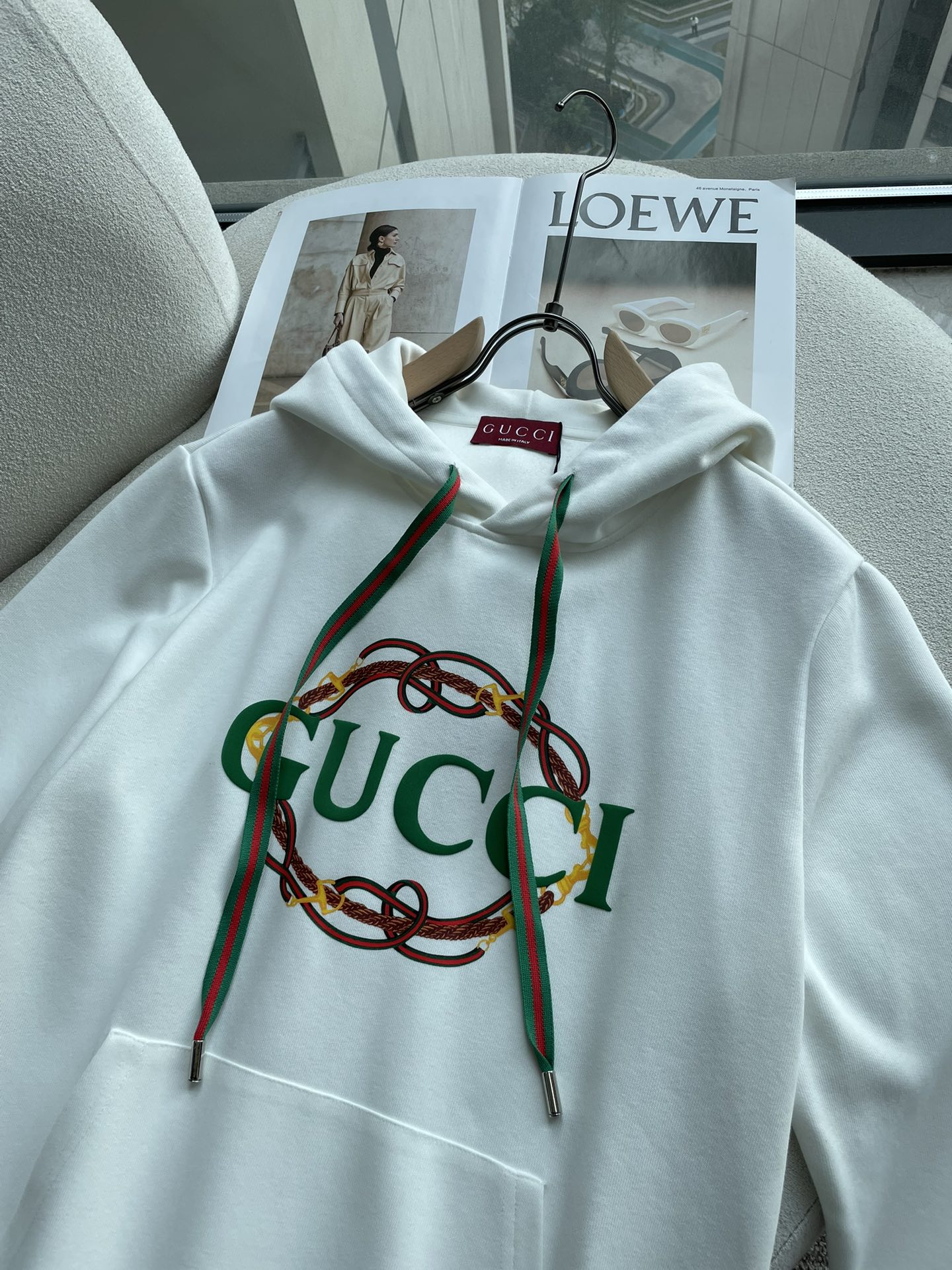 · Gucc 套头连帽卫衣；经典套头男女同款，简约大气系列单品，低调奢华大气百搭款！卫衣选用客供100%