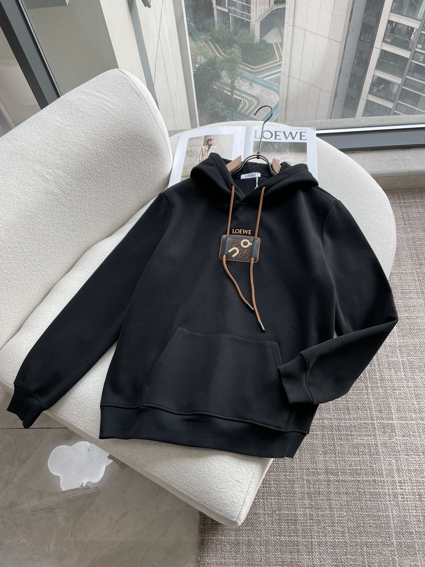 · Loewe 套头连帽卫衣；经典套头男女同款，简约大气系列单品，低调奢华大气百搭款！卫衣选用客供100
