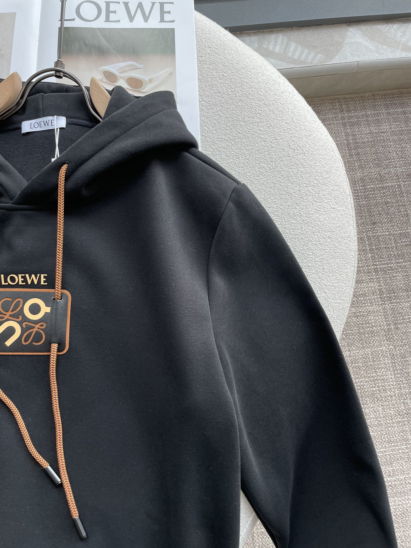 · Loewe 套头连帽卫衣；经典套头男女同款，简约大气系列单品，低调奢华大气百搭款！卫衣选用客供100