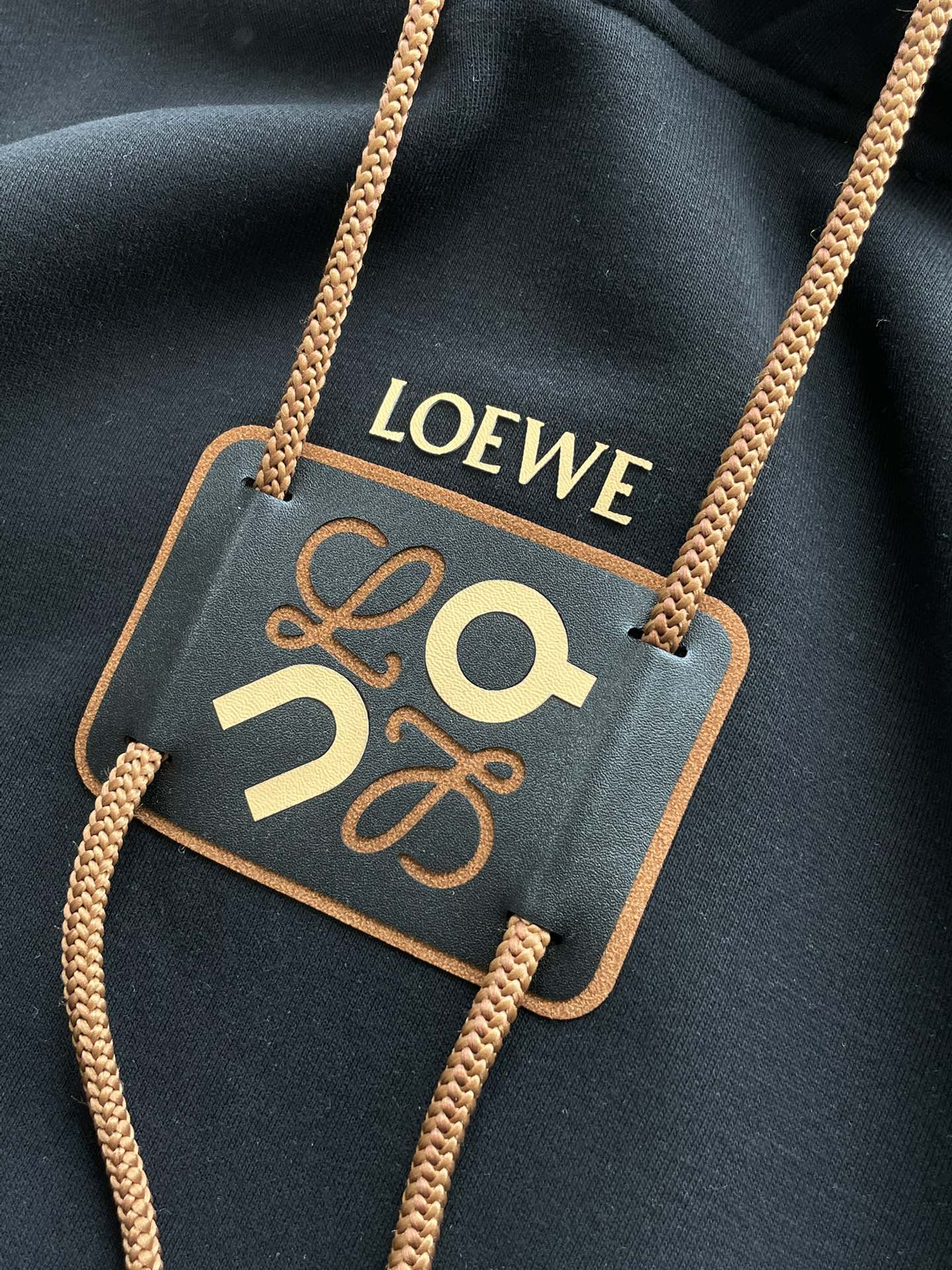 · Loewe 套头连帽卫衣；经典套头男女同款，简约大气系列单品，低调奢华大气百搭款！卫衣选用客供100