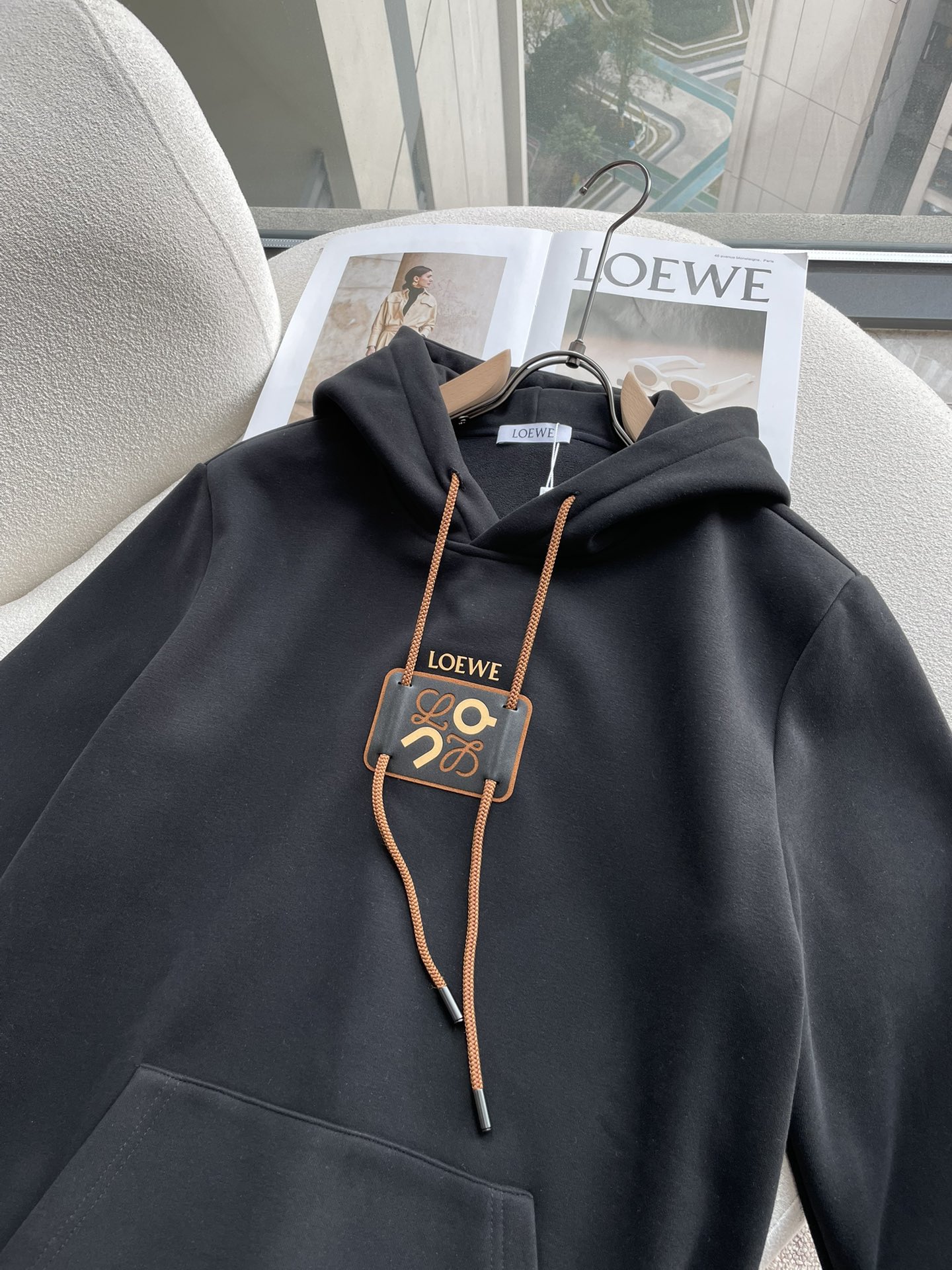 · Loewe 套头连帽卫衣；经典套头男女同款，简约大气系列单品，低调奢华大气百搭款！卫衣选用客供100