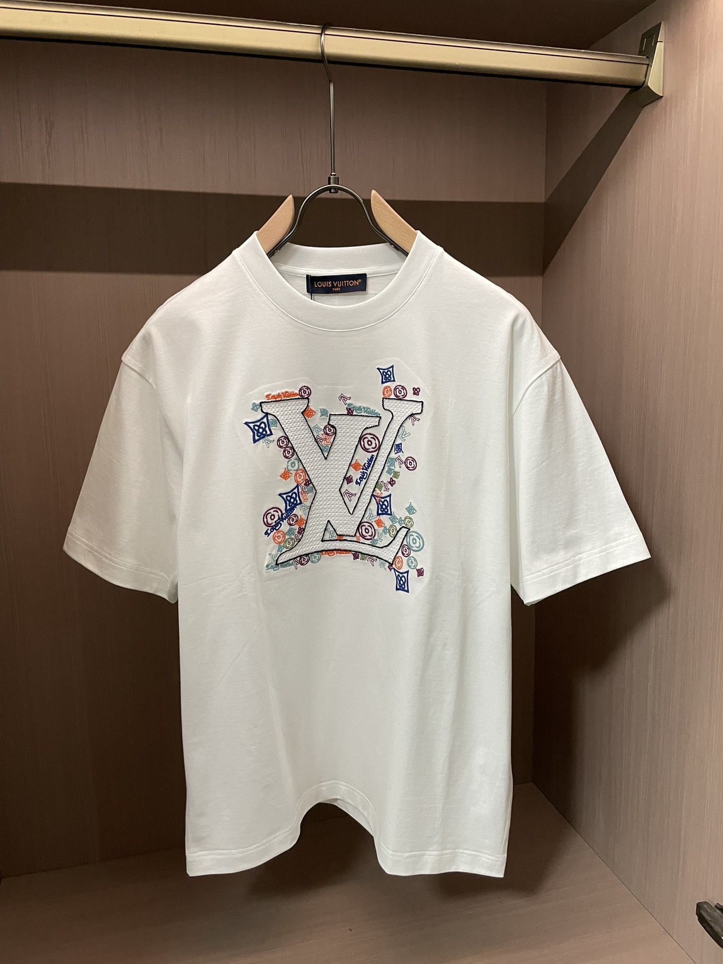 NO:736392,Lv 2026 spring and summer new style debut counter, the latest short-sleeved round neck T-shirt, high-end customization, avant-garde and fashionable design!  Brand logo emphasizes craftsmanship design. High-end customized 100% cotton top-grade mercerized fabric. Soft to the touch. Comfortable to wear. Exquisite stitching at the counter level. Fine workmanship. The upper body effect is incomparably handsome!  A must-have item for a stylish man!  Size M-3XL,,louis vuitton,T-shirt,tees,t-shirt,19860909Lv 2026春夏新款首发专柜最新款短袖圆领T恤 高端订制 设计前卫时尚！品牌logo重工艺设计 高端定制百分百棉顶级丝光面料.手感柔软.穿着舒适.专柜级别精致车线.做工精细.上身效果无敌帅气！型男必备单品！ 码数M-3XL,,louis vuitton,T-shirt,tees，t-shirt,,Men's clothing