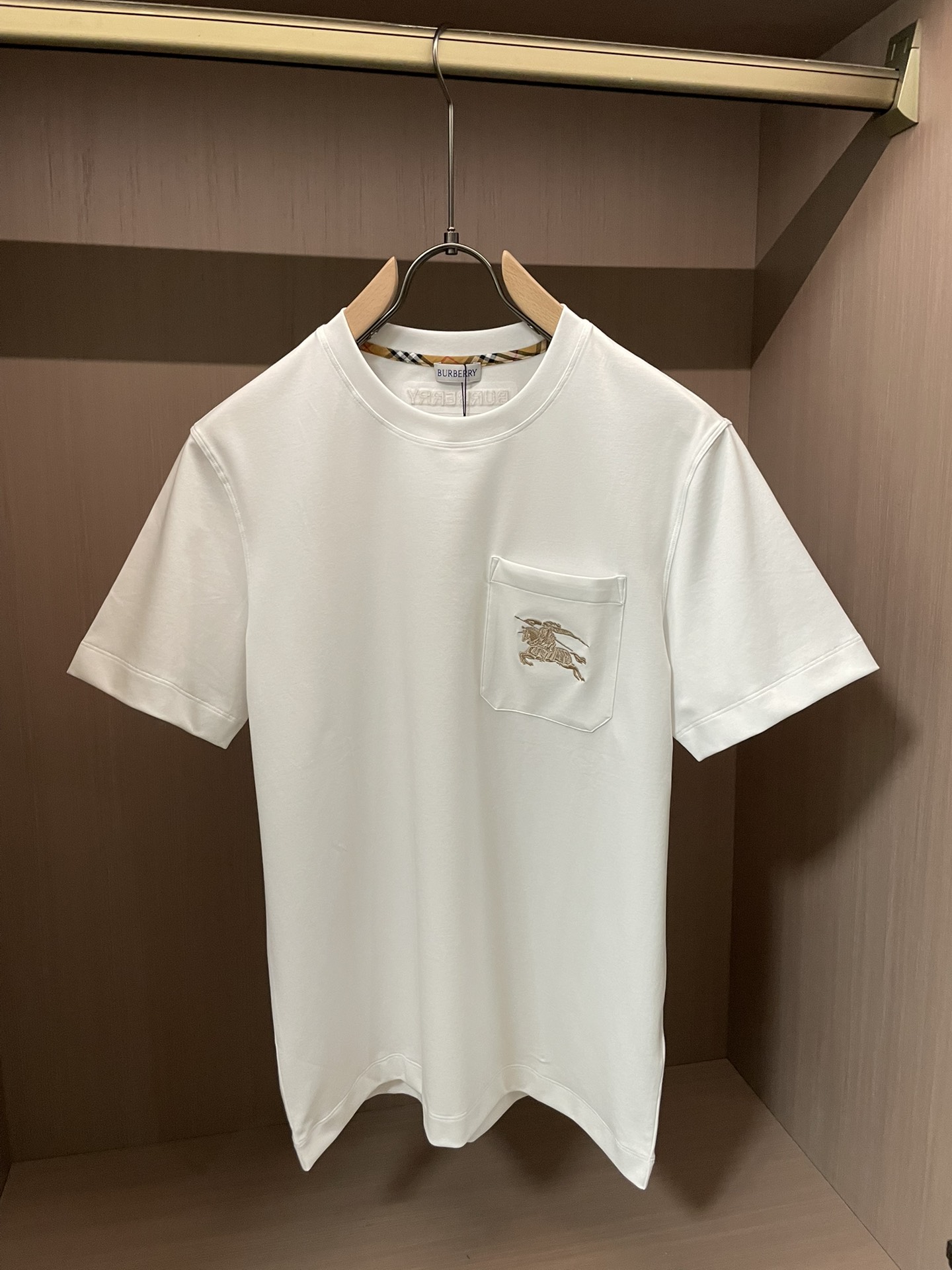 NO:736397,Bur 2026 spring and summer new style debut counter latest short-sleeved round neck T-shirt high-end custom design avant-garde fashion!  Brand logo emphasizes craftsmanship design. High-end customized 100% cotton top-grade mercerized fabric. Soft to the touch. Comfortable to wear. Exquisite stitching at the counter level. Fine workmanship. The upper body effect is incomparably handsome!  A must-have item for a stylish man!  Size M-3XL,,burberry,T-shirt,tees,t-shirt,19860909Bur 2026春夏新款首发专柜最新款短袖圆领T恤 高端订制 设计前卫时尚！品牌logo重工艺设计 高端定制百分百棉顶级丝光面料.手感柔软.穿着舒适.专柜级别精致车线.做工精细.上身效果无敌帅气！型男必备单品！ 码数M-3XL,,burberry,T-shirt,tees，t-shirt,,Men's clothing