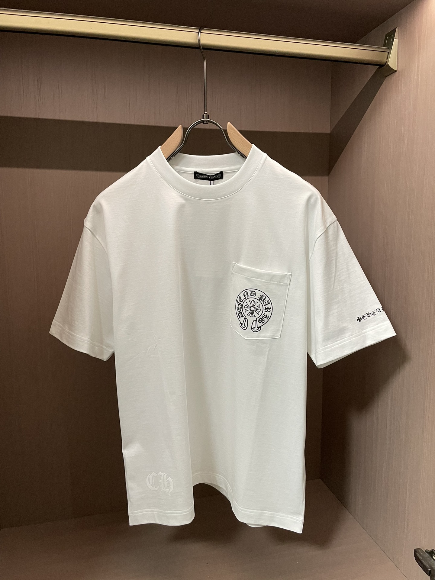 NO:736402,Kroxin's 2026 spring and summer new debut counter, the latest short-sleeved round neck T-shirt, high-end customization, avant-garde and fashionable design!  Brand logo emphasizes craftsmanship design. High-end customized 100% cotton top-grade mercerized fabric. Soft to the touch. Comfortable to wear. Exquisite stitching at the counter level. Fine workmanship. The upper body effect is incomparably handsome!  A must-have item for a stylish man!  Size M-3XL,,chrome hearts,T-shirt,tees,t-shirt,19860909克罗心 2026春夏新款首发专柜最新款短袖圆领T恤 高端订制 设计前卫时尚！品牌logo重工艺设计 高端定制百分百棉顶级丝光面料.手感柔软.穿着舒适.专柜级别精致车线.做工精细.上身效果无敌帅气！型男必备单品！ 码数M-3XL,,chrome hearts,T-shirt,tees，t-shirt,,Men's clothing