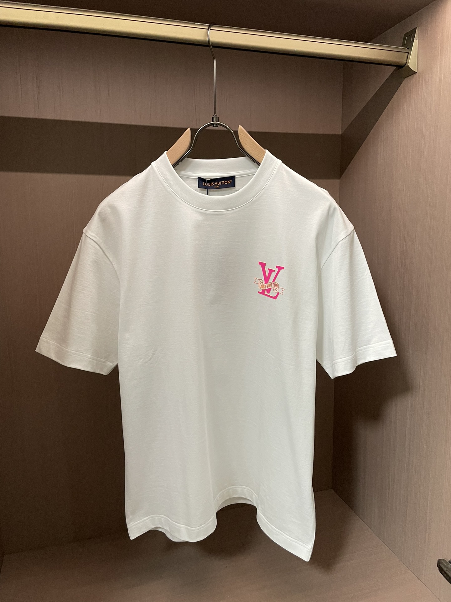 NO:736407,Lv 2026 spring and summer new style debut counter, the latest short-sleeved round neck T-shirt, high-end customization, avant-garde and fashionable design!  Brand logo emphasizes craftsmanship design. High-end customized 100% cotton top-grade mercerized fabric. Soft to the touch. Comfortable to wear. Exquisite stitching at the counter level. Fine workmanship. The upper body effect is incomparably handsome!  A must-have item for a stylish man!  Size M-3XL,,louis vuitton,T-shirt,tees,t-shirt,19860909Lv 2026春夏新款首发专柜最新款短袖圆领T恤 高端订制 设计前卫时尚！品牌logo重工艺设计 高端定制百分百棉顶级丝光面料.手感柔软.穿着舒适.专柜级别精致车线.做工精细.上身效果无敌帅气！型男必备单品！ 码数M-3XL,,louis vuitton,T-shirt,tees，t-shirt,,Men's clothing