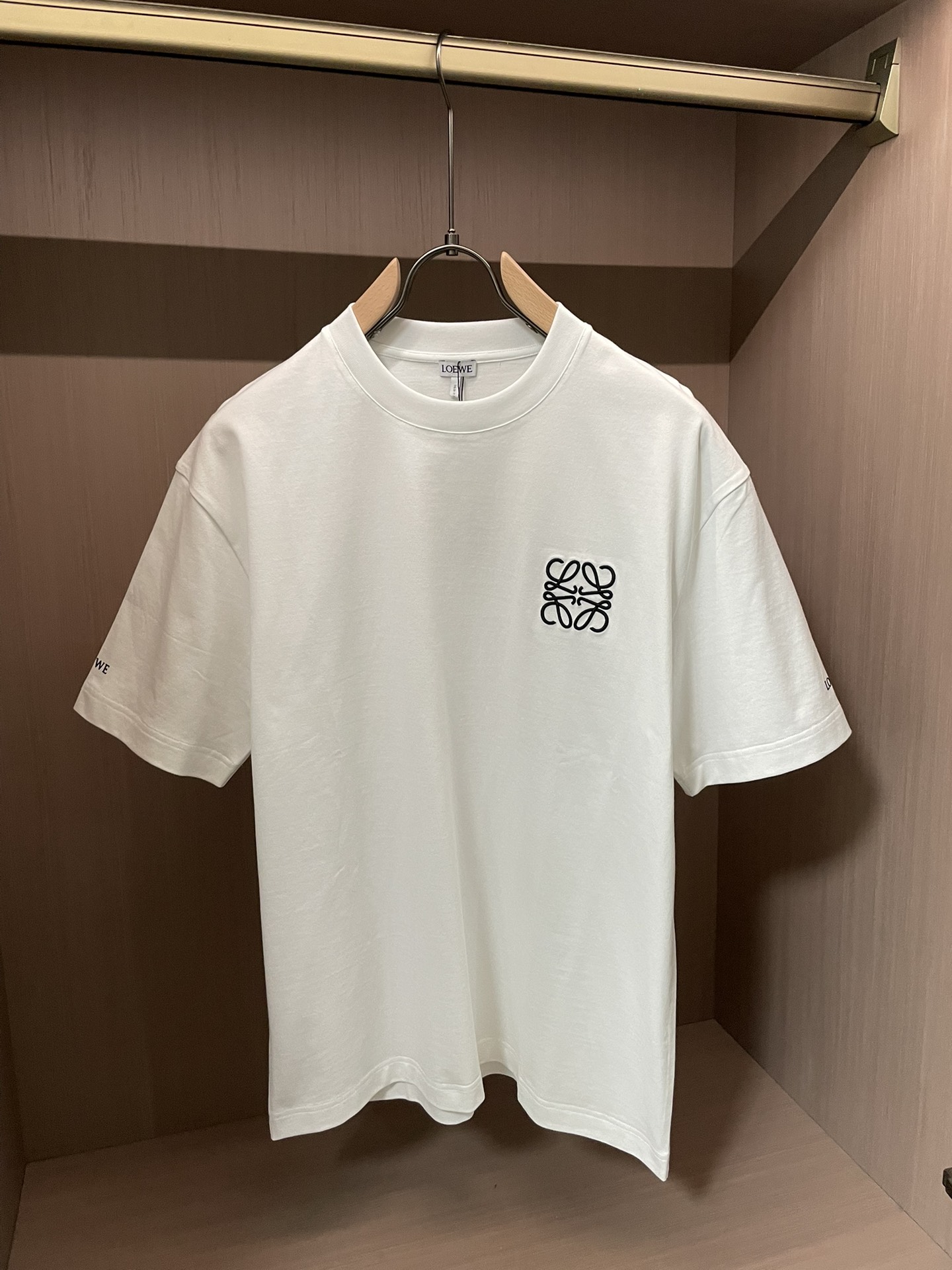 NO:736413,Loewe 2026 spring and summer new style debut counter latest short-sleeved round neck T-shirt high-end custom design avant-garde fashion!  Brand logo emphasizes craftsmanship design. High-end customized 100% cotton top-grade mercerized fabric. Soft to the touch. Comfortable to wear. Exquisite stitching at the counter level. Fine workmanship. The upper body effect is incomparably handsome!  A must-have item for a stylish man!  Size M-3XL,,loewe,T-shirt,tees,t-shirt,19860909Loewe 2026春夏新款首发专柜最新款短袖圆领T恤 高端订制 设计前卫时尚！品牌logo重工艺设计 高端定制百分百棉顶级丝光面料.手感柔软.穿着舒适.专柜级别精致车线.做工精细.上身效果无敌帅气！型男必备单品！ 码数M-3XL,,loewe,T-shirt,tees，t-shirt,,Men's clothing