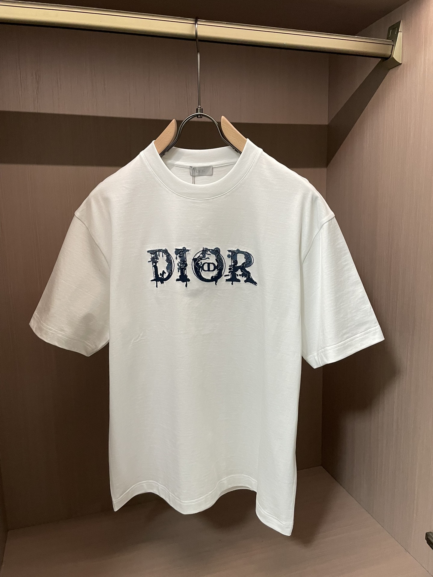 NO:736419,Dior 2026 spring and summer new style debut counter latest short-sleeved round neck T-shirt high-end custom design avant-garde fashion!  Brand logo emphasizes craftsmanship design. High-end customized 100% cotton top-grade mercerized fabric. Soft to the touch. Comfortable to wear. Exquisite stitching at the counter level. Fine workmanship. The upper body effect is incomparably handsome!  A must-have item for a stylish man!  Size M-3XL,,dior,T-shirt,tees,t-shirt,19860909Dior 2026春夏新款首发专柜最新款短袖圆领T恤 高端订制 设计前卫时尚！品牌logo重工艺设计 高端定制百分百棉顶级丝光面料.手感柔软.穿着舒适.专柜级别精致车线.做工精细.上身效果无敌帅气！型男必备单品！ 码数M-3XL,,dior,T-shirt,tees，t-shirt,,Men's clothing