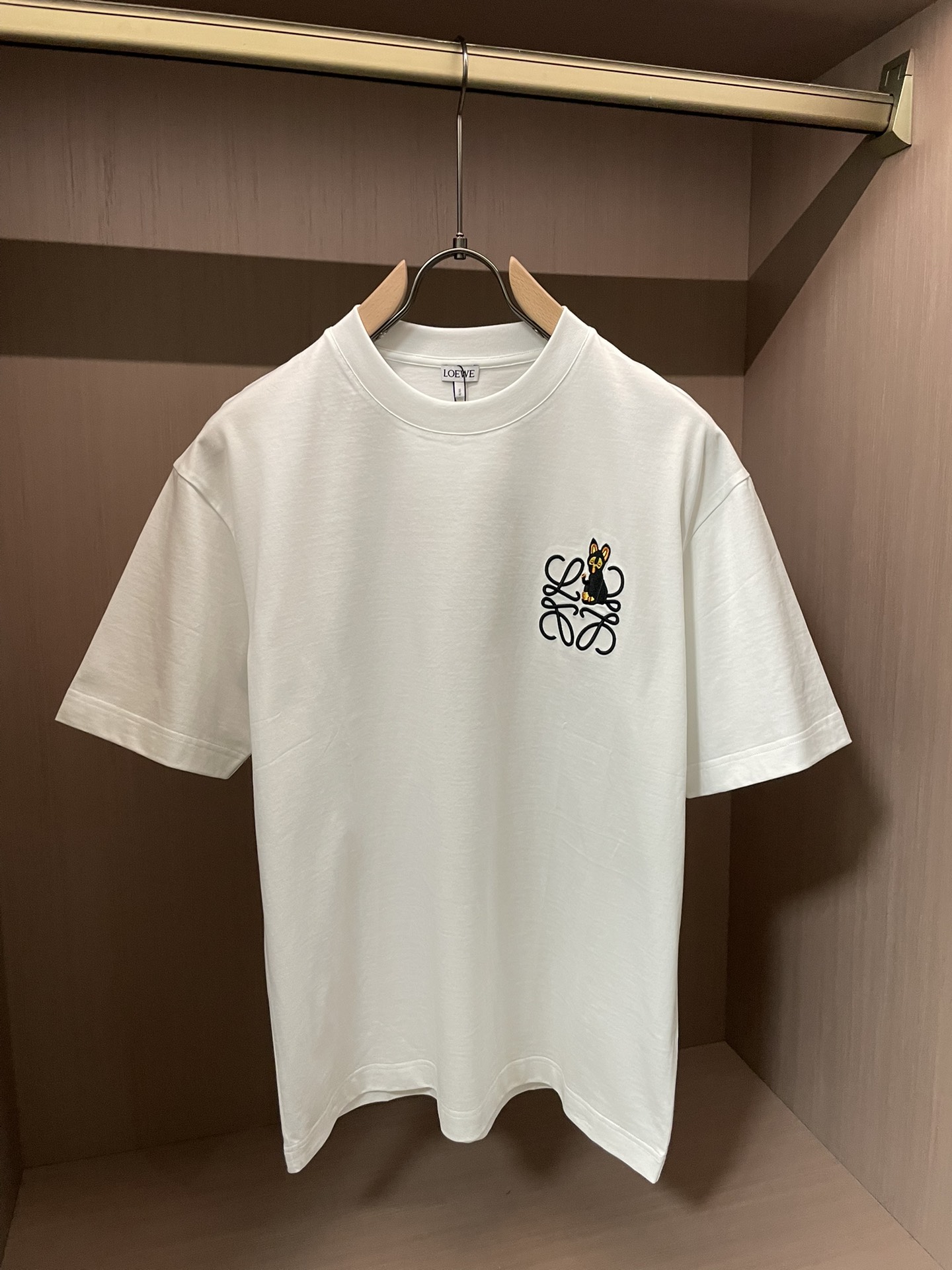 NO:736423,Loewe 2026 spring and summer new style debut counter latest short-sleeved round neck T-shirt high-end custom design avant-garde fashion!  Brand logo emphasizes craftsmanship design. High-end customized 100% cotton top-grade mercerized fabric. Soft to the touch. Comfortable to wear. Exquisite stitching at the counter level. Fine workmanship. The upper body effect is incomparably handsome!  A must-have item for a stylish man!  Size M-3XL,,loewe,T-shirt,tees,t-shirt,19860909Loewe 2026春夏新款首发专柜最新款短袖圆领T恤 高端订制 设计前卫时尚！品牌logo重工艺设计 高端定制百分百棉顶级丝光面料.手感柔软.穿着舒适.专柜级别精致车线.做工精细.上身效果无敌帅气！型男必备单品！ 码数M-3XL,,loewe,T-shirt,tees，t-shirt,,Men's clothing