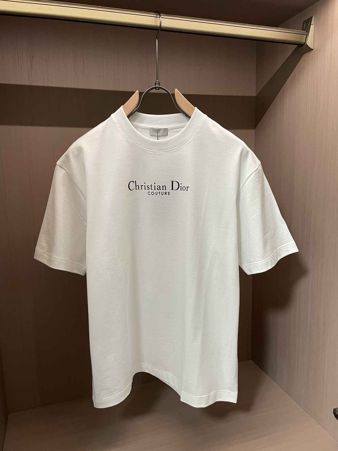 NO:736431,Dior 2026 spring and summer new style debut counter latest short-sleeved round neck T-shirt high-end custom design avant-garde fashion!  Brand logo emphasizes craftsmanship design. High-end customized 100% cotton top-grade mercerized fabric. Soft to the touch. Comfortable to wear. Exquisite stitching at the counter level. Fine workmanship. The upper body effect is incomparably handsome!  A must-have item for a stylish man!  Size M-3XL,,dior,T-shirt,tees,t-shirt,19860909Dior 2026春夏新款首发专柜最新款短袖圆领T恤 高端订制 设计前卫时尚！品牌logo重工艺设计 高端定制百分百棉顶级丝光面料.手感柔软.穿着舒适.专柜级别精致车线.做工精细.上身效果无敌帅气！型男必备单品！ 码数M-3XL,,dior,T-shirt,tees，t-shirt,,Men's clothing