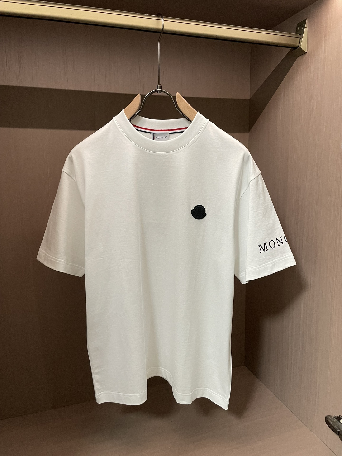 NO:736435,Meng Mouth 2026 spring and summer new style debut counter latest short-sleeved round neck T-shirt, high-end customization, avant-garde and fashionable design!  Brand logo emphasizes craftsmanship design. High-end customized 100% cotton top-grade mercerized fabric. Soft to the touch. Comfortable to wear. Exquisite stitching at the counter level. Fine workmanship. The upper body effect is incomparably handsome!  A must-have item for a stylish man!  Size M-3XL,,Moncler,T-shirt,tees,t-shirt,19860909蒙口 2026春夏新款首发专柜最新款短袖圆领T恤 高端订制 设计前卫时尚！品牌logo重工艺设计 高端定制百分百棉顶级丝光面料.手感柔软.穿着舒适.专柜级别精致车线.做工精细.上身效果无敌帅气！型男必备单品！ 码数M-3XL,,Moncler,T-shirt,tees，t-shirt,,Men's clothing