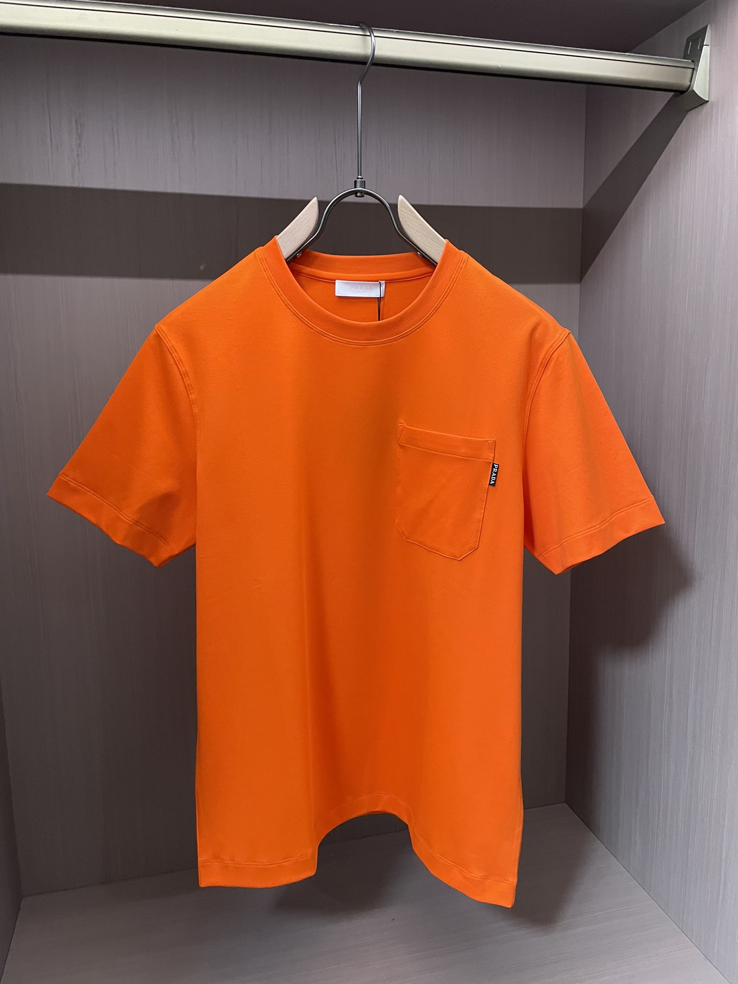 NO:736439,Prad's 2026 spring and summer new style debut counter, the latest short-sleeved round neck T-shirt, high-end customization, avant-garde and fashionable design!  Brand logo emphasizes craftsmanship design. High-end customized 100% cotton top-grade mercerized fabric. Soft to the touch. Comfortable to wear. Exquisite stitching at the counter level. Fine workmanship. The upper body effect is incomparably handsome!  A must-have item for a stylish man!  Size M-3XL,,prada,T-shirt,tees,t-shirt,19860909Prad 2026春夏新款首发专柜最新款短袖圆领T恤 高端订制 设计前卫时尚！品牌logo重工艺设计 高端定制百分百棉顶级丝光面料.手感柔软.穿着舒适.专柜级别精致车线.做工精细.上身效果无敌帅气！型男必备单品！ 码数M-3XL,,prada,T-shirt,tees，t-shirt,,Men's clothing