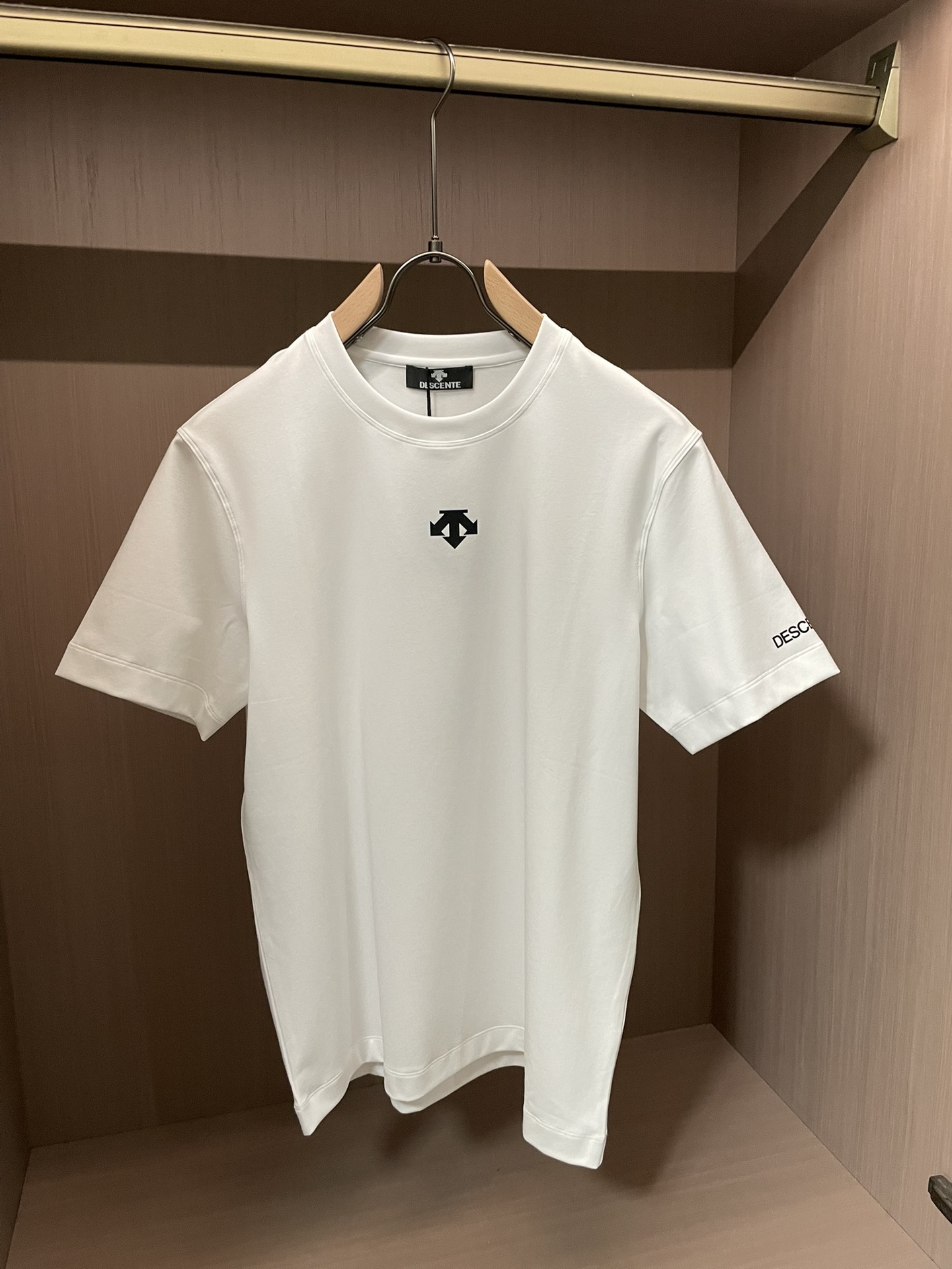 NO:736443,Descente's 2026 spring and summer new style debut counter, the latest short-sleeved round neck T-shirt, high-end customization, avant-garde and fashionable design!  Brand logo emphasizes craftsmanship design. High-end customized 100% cotton top-grade mercerized fabric. Soft to the touch. Comfortable to wear. Exquisite stitching at the counter level. Fine workmanship. The upper body effect is incomparably handsome!  A must-have item for a stylish man!  Size M-3XL,,T-shirt,tees,t-shirt,19860909迪桑特 2026春夏新款首发专柜最新款短袖圆领T恤 高端订制 设计前卫时尚！品牌logo重工艺设计 高端定制百分百棉顶级丝光面料.手感柔软.穿着舒适.专柜级别精致车线.做工精细.上身效果无敌帅气！型男必备单品！ 码数M-3XL,,T-shirt,tees，t-shirt,,Men's clothing