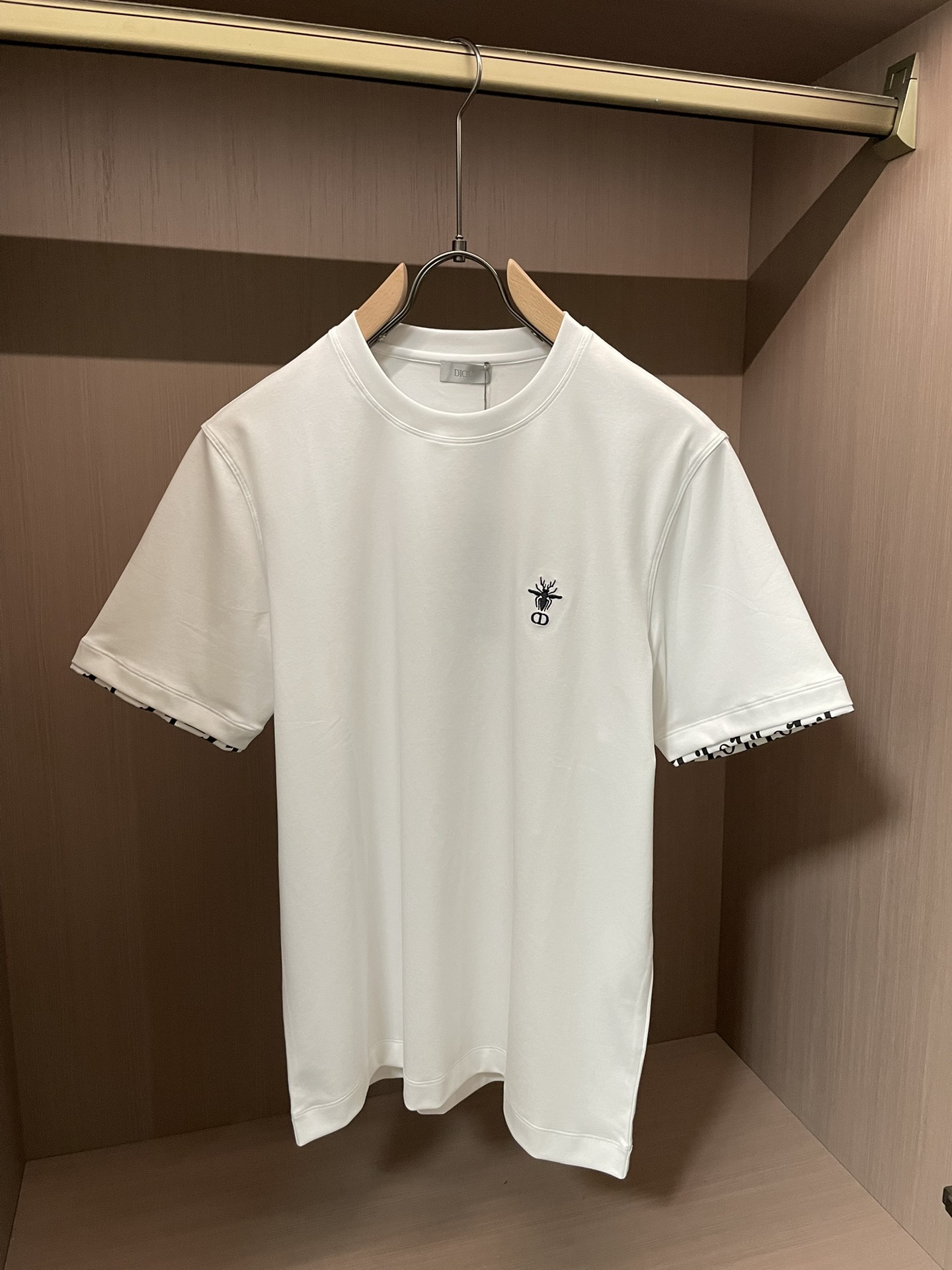 NO:736447,Dior 2026 spring and summer new style debut counter latest short-sleeved round neck T-shirt high-end custom design avant-garde fashion!  Brand logo emphasizes craftsmanship design. High-end customized 100% cotton top-grade mercerized fabric. Soft to the touch. Comfortable to wear. Exquisite stitching at the counter level. Fine workmanship. The upper body effect is incomparably handsome!  A must-have item for a stylish man!  Size M-3XL,,dior,T-shirt,tees,t-shirt,19860909Dior 2026春夏新款首发专柜最新款短袖圆领T恤 高端订制 设计前卫时尚！品牌logo重工艺设计 高端定制百分百棉顶级丝光面料.手感柔软.穿着舒适.专柜级别精致车线.做工精细.上身效果无敌帅气！型男必备单品！ 码数M-3XL,,dior,T-shirt,tees，t-shirt,,Men's clothing