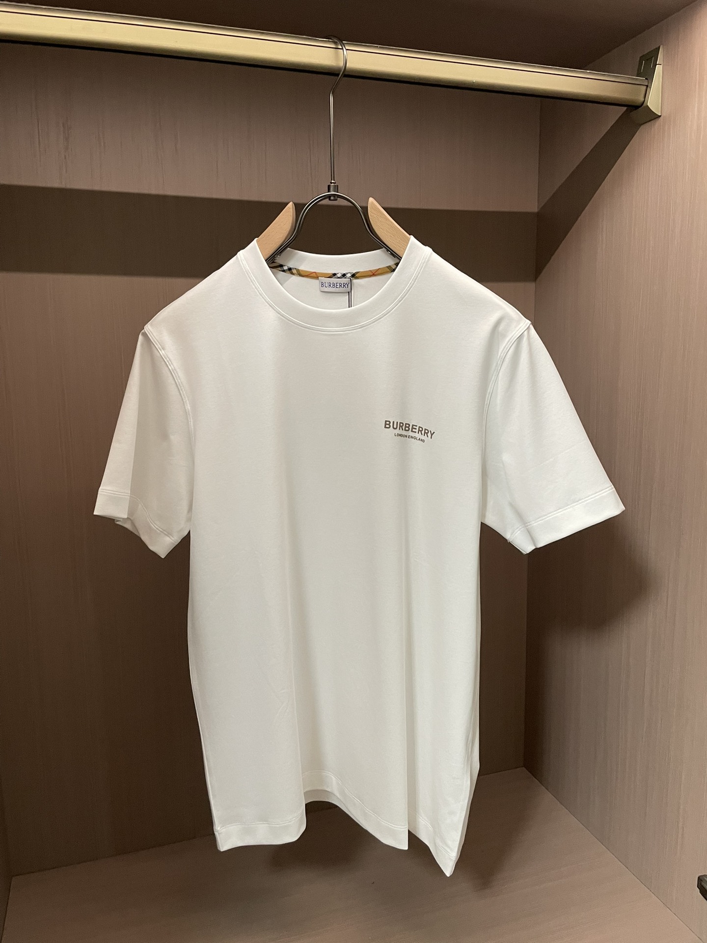 NO:736451,Bur 2026 spring and summer new style debut counter latest short-sleeved round neck T-shirt high-end custom design avant-garde fashion!  Brand logo emphasizes craftsmanship design. High-end customized 100% cotton top-grade mercerized fabric. Soft to the touch. Comfortable to wear. Exquisite stitching at the counter level. Fine workmanship. The upper body effect is incomparably handsome!  A must-have item for a stylish man!  Size M-3XL,,burberry,T-shirt,tees,t-shirt,19860909Bur 2026春夏新款首发专柜最新款短袖圆领T恤 高端订制 设计前卫时尚！品牌logo重工艺设计 高端定制百分百棉顶级丝光面料.手感柔软.穿着舒适.专柜级别精致车线.做工精细.上身效果无敌帅气！型男必备单品！ 码数M-3XL,,burberry,T-shirt,tees，t-shirt,,Men's clothing