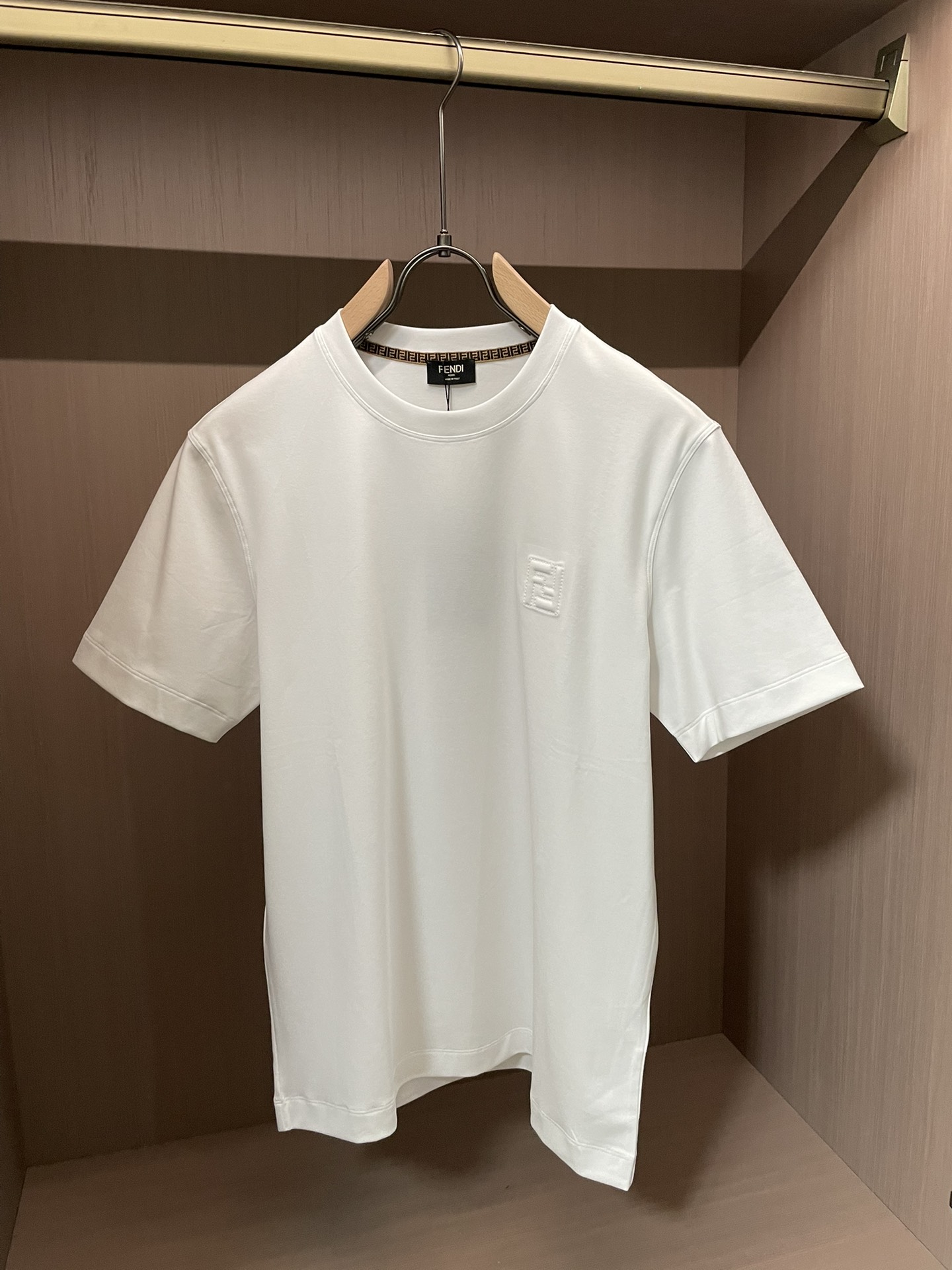 NO:736455,FD 2026 spring and summer new style debut counter, the latest short-sleeved round neck T-shirt, high-end customization, avant-garde and fashionable design!  Brand logo emphasizes craftsmanship design. High-end customized 100% cotton top-grade mercerized fabric. Soft to the touch. Comfortable to wear. Exquisite stitching at the counter level. Fine workmanship. The upper body effect is incomparably handsome!  A must-have item for a stylish man!  Size M-3XL,,T-shirt,tees,t-shirt,19860909FD 2026春夏新款首发专柜最新款短袖圆领T恤 高端订制 设计前卫时尚！品牌logo重工艺设计 高端定制百分百棉顶级丝光面料.手感柔软.穿着舒适.专柜级别精致车线.做工精细.上身效果无敌帅气！型男必备单品！ 码数M-3XL,,T-shirt,tees，t-shirt,,Men's clothing
