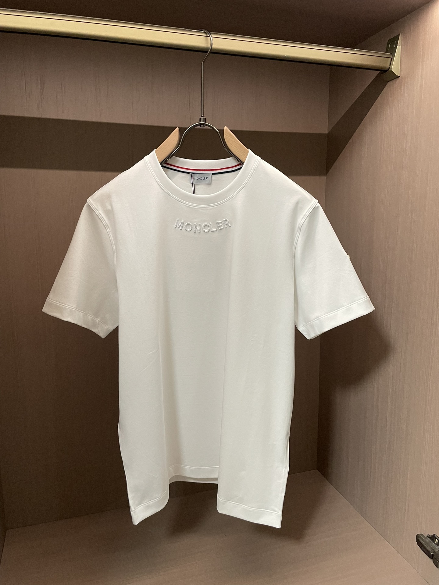 NO:736459,Meng Mouth 2026 spring and summer new style debut counter latest short-sleeved round neck T-shirt, high-end customization, avant-garde and fashionable design!  Brand logo emphasizes craftsmanship design. High-end customized 100% cotton top-grade mercerized fabric. Soft to the touch. Comfortable to wear. Exquisite stitching at the counter level. Fine workmanship. The upper body effect is incomparably handsome!  A must-have item for a stylish man!  Size M-3XL,,Moncler,T-shirt,tees,t-shirt,19860909蒙口 2026春夏新款首发专柜最新款短袖圆领T恤 高端订制 设计前卫时尚！品牌logo重工艺设计 高端定制百分百棉顶级丝光面料.手感柔软.穿着舒适.专柜级别精致车线.做工精细.上身效果无敌帅气！型男必备单品！ 码数M-3XL,,Moncler,T-shirt,tees，t-shirt,,Men's clothing