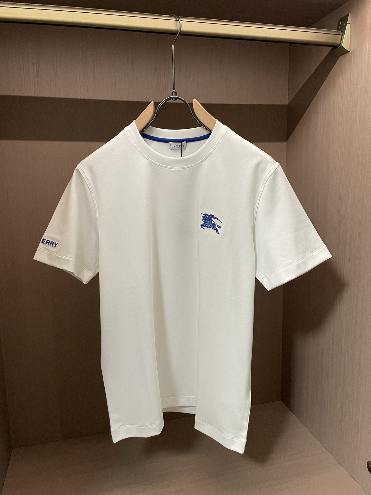 NO:736424,Bur 2026 spring and summer new style debut counter latest short-sleeved round neck T-shirt high-end custom design avant-garde fashion!  Brand logo emphasizes craftsmanship design. High-end customized 100% cotton top-grade mercerized fabric. Soft to the touch. Comfortable to wear. Exquisite stitching at the counter level. Fine workmanship. The upper body effect is incomparably handsome!  A must-have item for a stylish man!  Size M-3XL,,burberry,T-shirt,tees,t-shirt,19860909Bur 2026春夏新款首发专柜最新款短袖圆领T恤 高端订制 设计前卫时尚！品牌logo重工艺设计 高端定制百分百棉顶级丝光面料.手感柔软.穿着舒适.专柜级别精致车线.做工精细.上身效果无敌帅气！型男必备单品！ 码数M-3XL,,burberry,T-shirt,tees，t-shirt,,Men's clothing