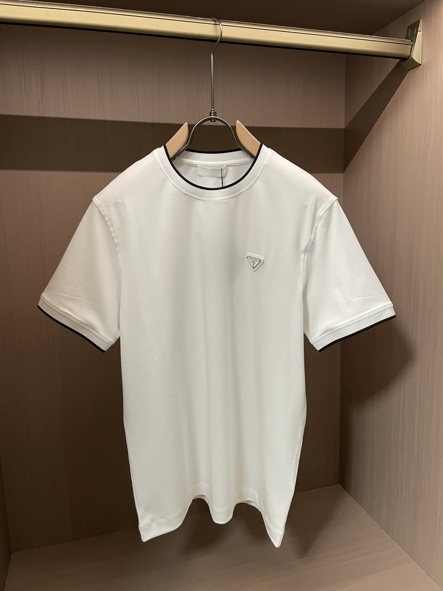 NO:736428,Prad's 2026 spring and summer new style debut counter, the latest short-sleeved round neck T-shirt, high-end customization, avant-garde and fashionable design!  Brand logo emphasizes craftsmanship design. High-end customized 100% cotton top-grade mercerized fabric. Soft to the touch. Comfortable to wear. Exquisite stitching at the counter level. Fine workmanship. The upper body effect is incomparably handsome!  A must-have item for a stylish man!  Size M-3XL,,prada,T-shirt,tees,t-shirt,19860909Prad 2026春夏新款首发专柜最新款短袖圆领T恤 高端订制 设计前卫时尚！品牌logo重工艺设计 高端定制百分百棉顶级丝光面料.手感柔软.穿着舒适.专柜级别精致车线.做工精细.上身效果无敌帅气！型男必备单品！ 码数M-3XL,,prada,T-shirt,tees，t-shirt,,Men's clothing