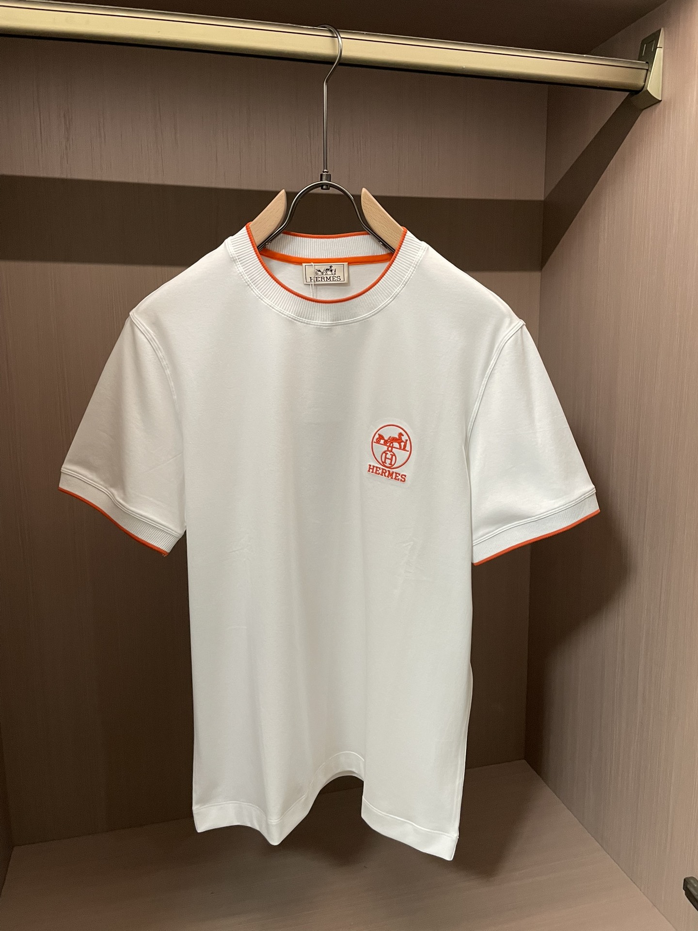 NO:736432,AIS 2026 spring and summer new style debut counter, the latest short-sleeved round neck T-shirt, high-end customization, avant-garde and fashionable design!  Brand logo emphasizes craftsmanship design. High-end customized 100% cotton top-grade mercerized fabric. Soft to the touch. Comfortable to wear. Exquisite stitching at the counter level. Fine workmanship. The upper body effect is incomparably handsome!  A must-have item for a stylish man!  Size M-3XL,,T-shirt,tees,t-shirt,19860909爱仕 2026春夏新款首发专柜最新款短袖圆领T恤 高端订制 设计前卫时尚！品牌logo重工艺设计 高端定制百分百棉顶级丝光面料.手感柔软.穿着舒适.专柜级别精致车线.做工精细.上身效果无敌帅气！型男必备单品！ 码数M-3XL,,T-shirt,tees，t-shirt,,Men's clothing