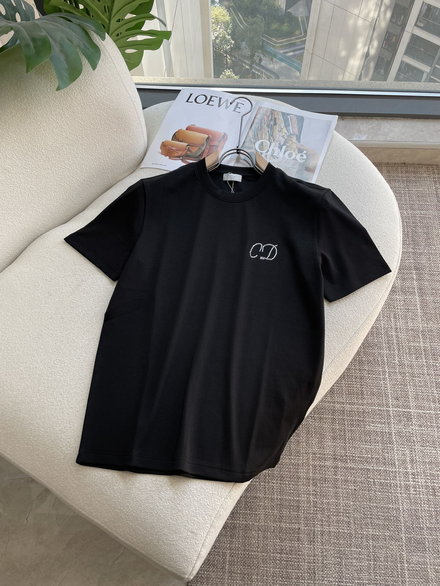 NO:736436,Dior 2026 spring and summer new style debut counter latest short-sleeved round neck T-shirt high-end custom design avant-garde fashion!  Brand logo emphasizes craftsmanship design. High-end customized 100% cotton top-grade mercerized fabric. Soft to the touch. Comfortable to wear. Exquisite stitching at the counter level. Fine workmanship. The upper body effect is incomparably handsome!  A must-have item for a stylish man!  Size M-3XL,,dior,T-shirt,tees,t-shirt,19860909Dior 2026春夏新款首发专柜最新款短袖圆领T恤 高端订制 设计前卫时尚！品牌logo重工艺设计 高端定制百分百棉顶级丝光面料.手感柔软.穿着舒适.专柜级别精致车线.做工精细.上身效果无敌帅气！型男必备单品！ 码数M-3XL,,dior,T-shirt,tees，t-shirt,,Men's clothing