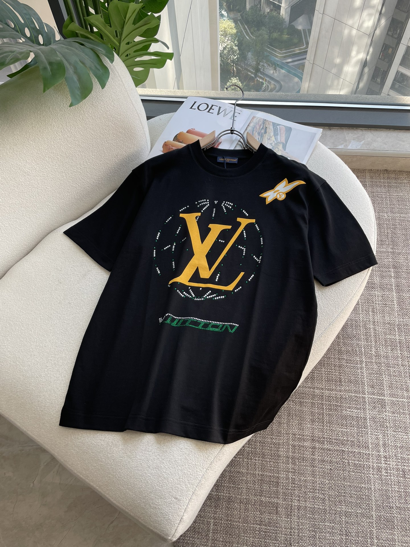 NO:736440,Lv 2026 spring and summer new style debut counter, the latest short-sleeved round neck T-shirt, high-end customization, avant-garde and fashionable design!  Brand logo emphasizes craftsmanship design. High-end customized 100% cotton top-grade mercerized fabric. Soft to the touch. Comfortable to wear. Exquisite stitching at the counter level. Fine workmanship. The upper body effect is incomparably handsome!  A must-have item for a stylish man!  Size M-3XL,,louis vuitton,T-shirt,tees,t-shirt,19860909Lv 2026春夏新款首发专柜最新款短袖圆领T恤 高端订制 设计前卫时尚！品牌logo重工艺设计 高端定制百分百棉顶级丝光面料.手感柔软.穿着舒适.专柜级别精致车线.做工精细.上身效果无敌帅气！型男必备单品！ 码数M-3XL,,louis vuitton,T-shirt,tees，t-shirt,,Men's clothing