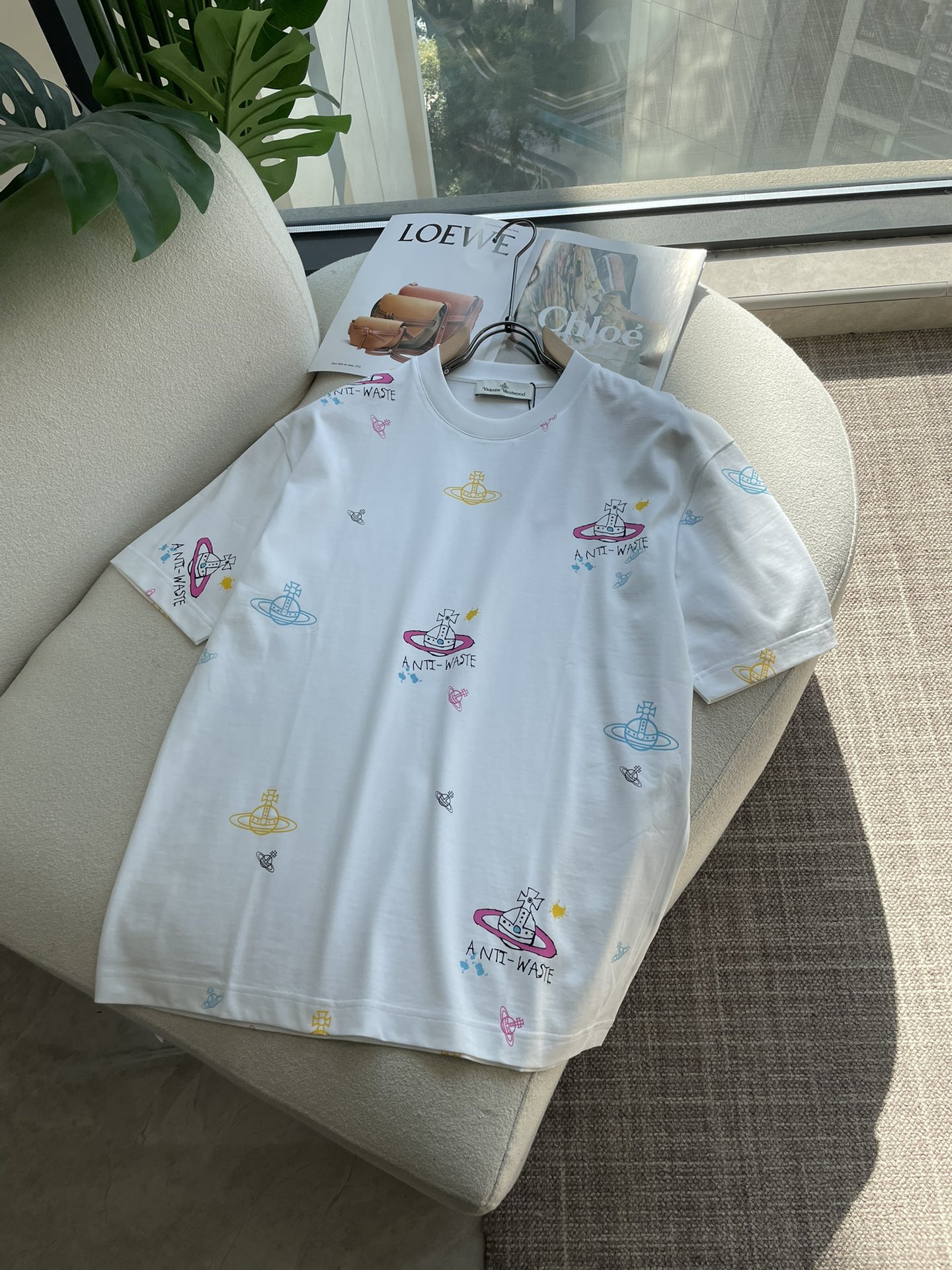 NO:736444,The Queen Mother's 2026 spring and summer new style debut counter, the latest short-sleeved round neck T-shirt, high-end customization, avant-garde and fashionable design!  Brand logo emphasizes craftsmanship design. High-end customized 100% cotton top-grade mercerized fabric. Soft to the touch. Comfortable to wear. Exquisite stitching at the counter level. Fine workmanship. The upper body effect is incomparably handsome!  A must-have item for a stylish man!  Size M-3XL,,T-shirt,tees,t-shirt,19860909西太后 2026春夏新款首发专柜最新款短袖圆领T恤 高端订制 设计前卫时尚！品牌logo重工艺设计 高端定制百分百棉顶级丝光面料.手感柔软.穿着舒适.专柜级别精致车线.做工精细.上身效果无敌帅气！型男必备单品！ 码数M-3XL,,T-shirt,tees，t-shirt,,Men's clothing