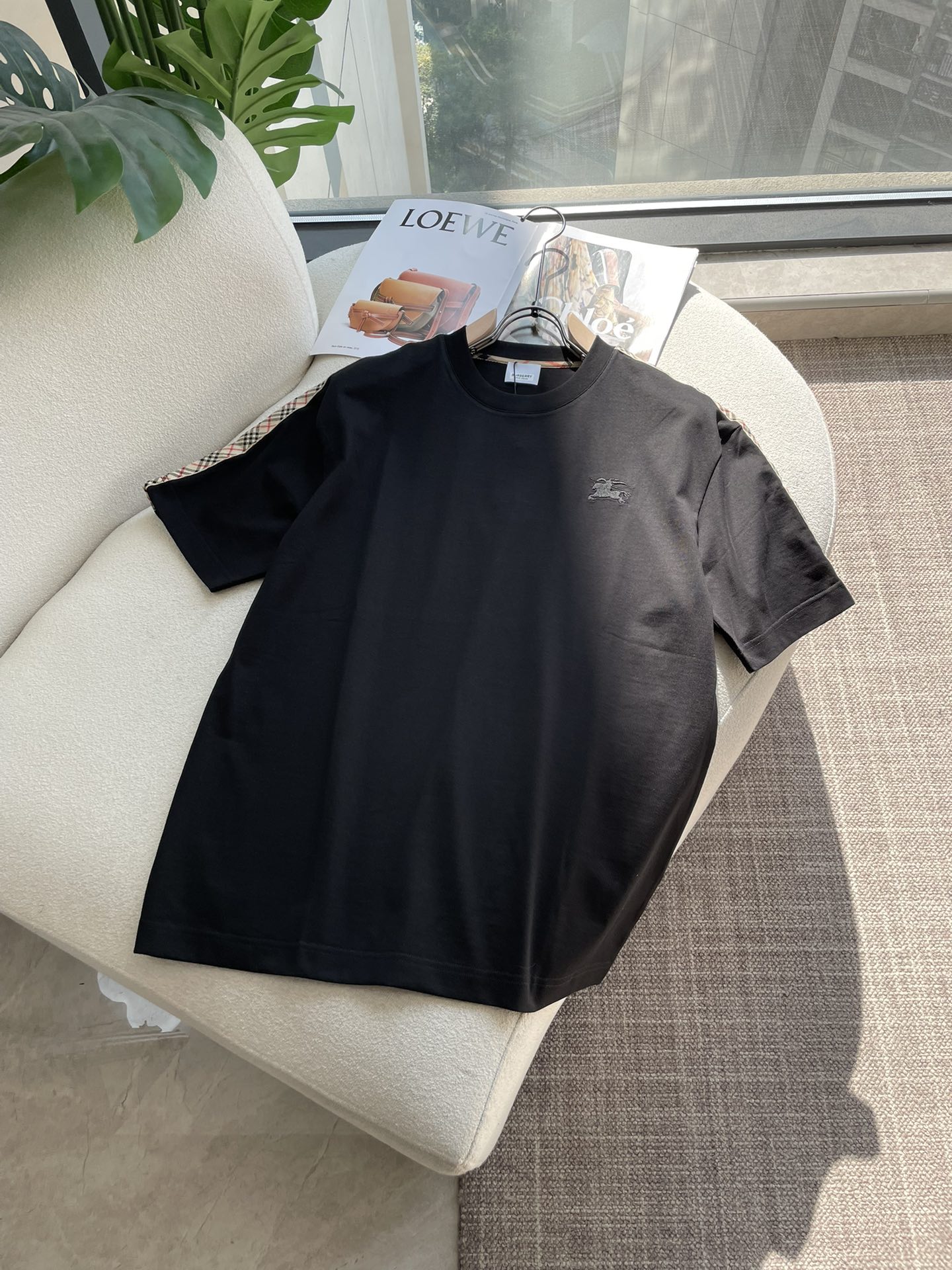 NO:736448,Bur 2026 spring and summer new style debut counter latest short-sleeved round neck T-shirt high-end custom design avant-garde fashion!  Brand logo emphasizes craftsmanship design. High-end customized 100% cotton top-grade mercerized fabric. Soft to the touch. Comfortable to wear. Exquisite stitching at the counter level. Fine workmanship. The upper body effect is incomparably handsome!  A must-have item for a stylish man!  Size M-3XL,,burberry,T-shirt,tees,t-shirt,19860909Bur 2026春夏新款首发专柜最新款短袖圆领T恤 高端订制 设计前卫时尚！品牌logo重工艺设计 高端定制百分百棉顶级丝光面料.手感柔软.穿着舒适.专柜级别精致车线.做工精细.上身效果无敌帅气！型男必备单品！ 码数M-3XL,,burberry,T-shirt,tees，t-shirt,,Men's clothing