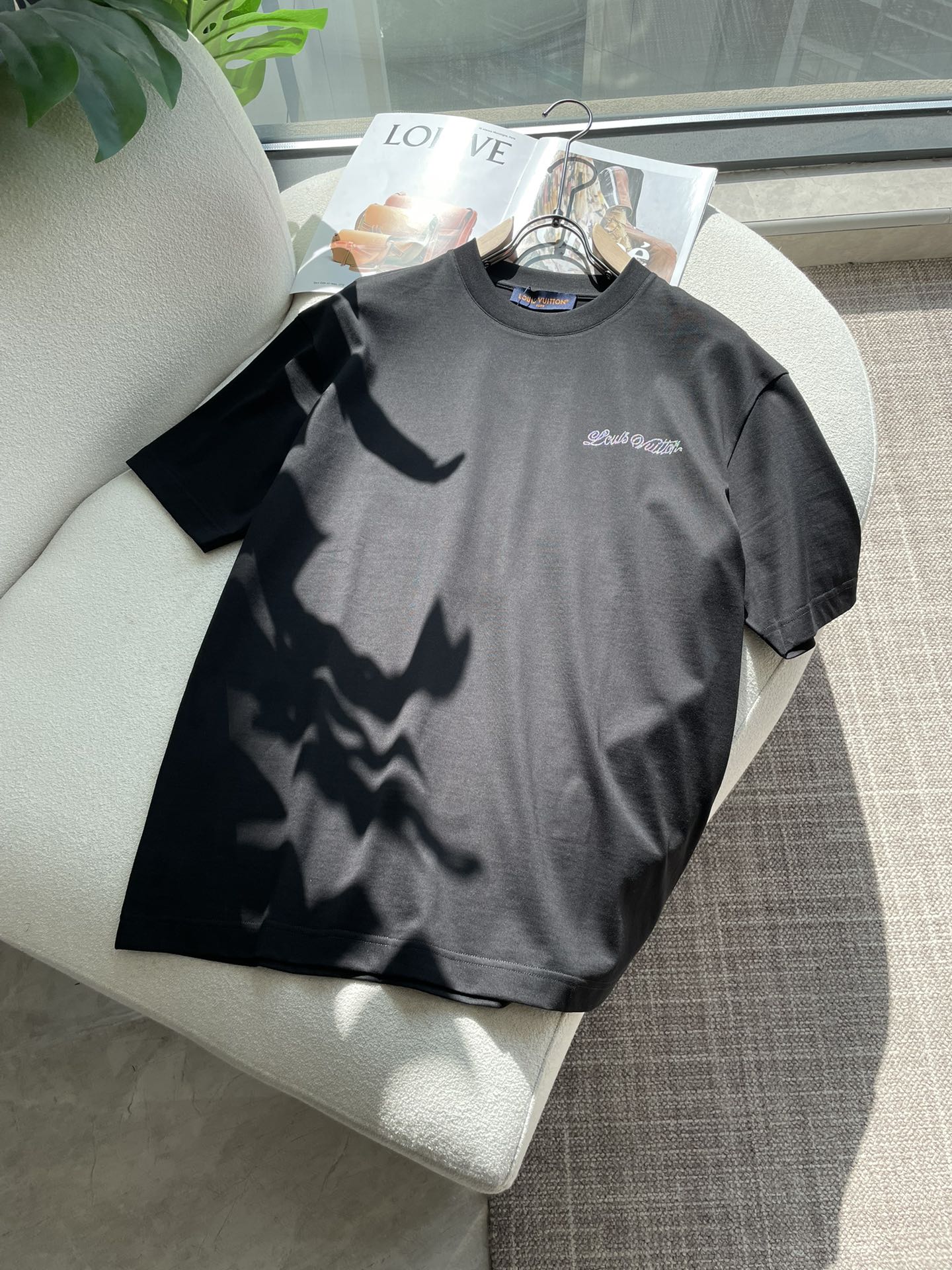 NO:736452,Lv 2026 spring and summer new style debut counter, the latest short-sleeved round neck T-shirt, high-end customization, avant-garde and fashionable design!  Brand logo emphasizes craftsmanship design. High-end customized 100% cotton top-grade mercerized fabric. Soft to the touch. Comfortable to wear. Exquisite stitching at the counter level. Fine workmanship. The upper body effect is incomparably handsome!  A must-have item for a stylish man!  Size M-3XL,,louis vuitton,T-shirt,tees,t-shirt,19860909Lv 2026春夏新款首发专柜最新款短袖圆领T恤 高端订制 设计前卫时尚！品牌logo重工艺设计 高端定制百分百棉顶级丝光面料.手感柔软.穿着舒适.专柜级别精致车线.做工精细.上身效果无敌帅气！型男必备单品！ 码数M-3XL,,louis vuitton,T-shirt,tees，t-shirt,,Men's clothing