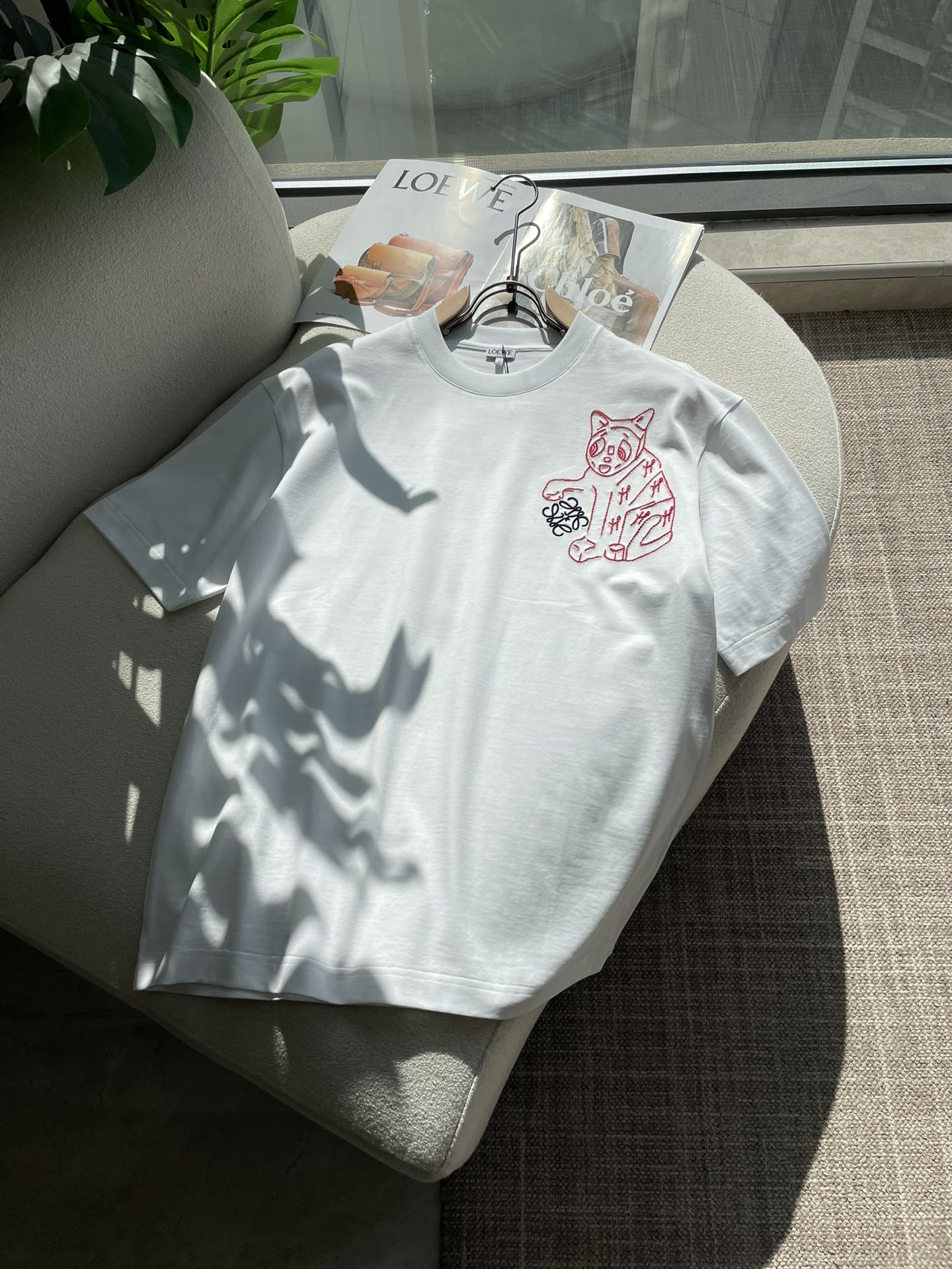 NO:736456,Loewe 2026 spring and summer new style debut counter latest short-sleeved round neck T-shirt high-end custom design avant-garde fashion!  Brand logo emphasizes craftsmanship design. High-end customized 100% cotton top-grade mercerized fabric. Soft to the touch. Comfortable to wear. Exquisite stitching at the counter level. Fine workmanship. The upper body effect is incomparably handsome!  A must-have item for a stylish man!  Size M-3XL,,loewe,T-shirt,tees,t-shirt,19860909Loewe 2026春夏新款首发专柜最新款短袖圆领T恤 高端订制 设计前卫时尚！品牌logo重工艺设计 高端定制百分百棉顶级丝光面料.手感柔软.穿着舒适.专柜级别精致车线.做工精细.上身效果无敌帅气！型男必备单品！ 码数M-3XL,,loewe,T-shirt,tees，t-shirt,,Men's clothing