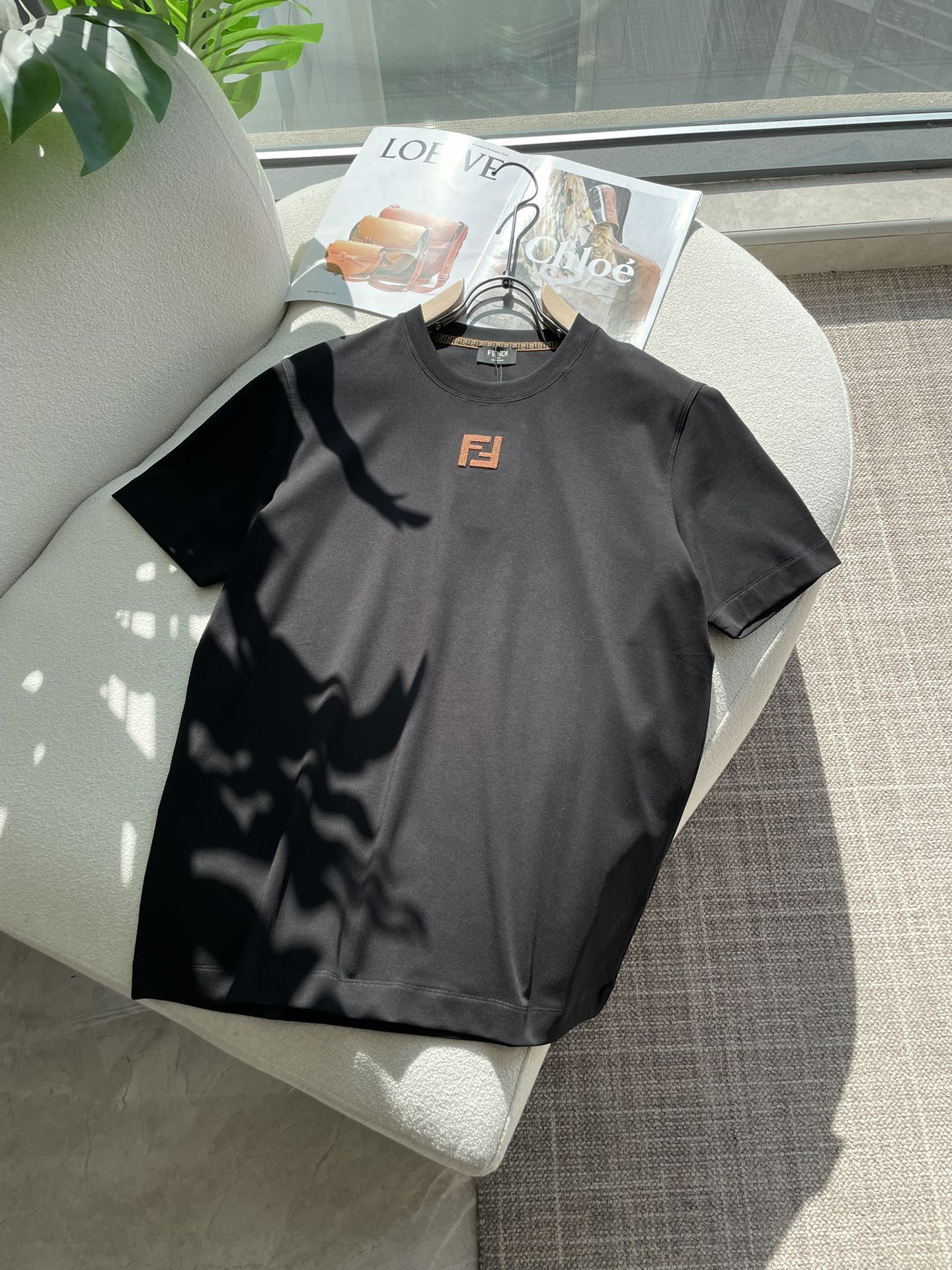 NO:736465,FD 2026 spring and summer new style debut counter, the latest short-sleeved round neck T-shirt, high-end customization, avant-garde and fashionable design!  Brand logo emphasizes craftsmanship design. High-end customized 100% cotton top-grade mercerized fabric. Soft to the touch. Comfortable to wear. Exquisite stitching at the counter level. Fine workmanship. The upper body effect is incomparably handsome!  A must-have item for a stylish man!  Size M-3XL,,T-shirt,tees,t-shirt,19860909FD 2026春夏新款首发专柜最新款短袖圆领T恤 高端订制 设计前卫时尚！品牌logo重工艺设计 高端定制百分百棉顶级丝光面料.手感柔软.穿着舒适.专柜级别精致车线.做工精细.上身效果无敌帅气！型男必备单品！ 码数M-3XL,,T-shirt,tees，t-shirt,,Men's clothing