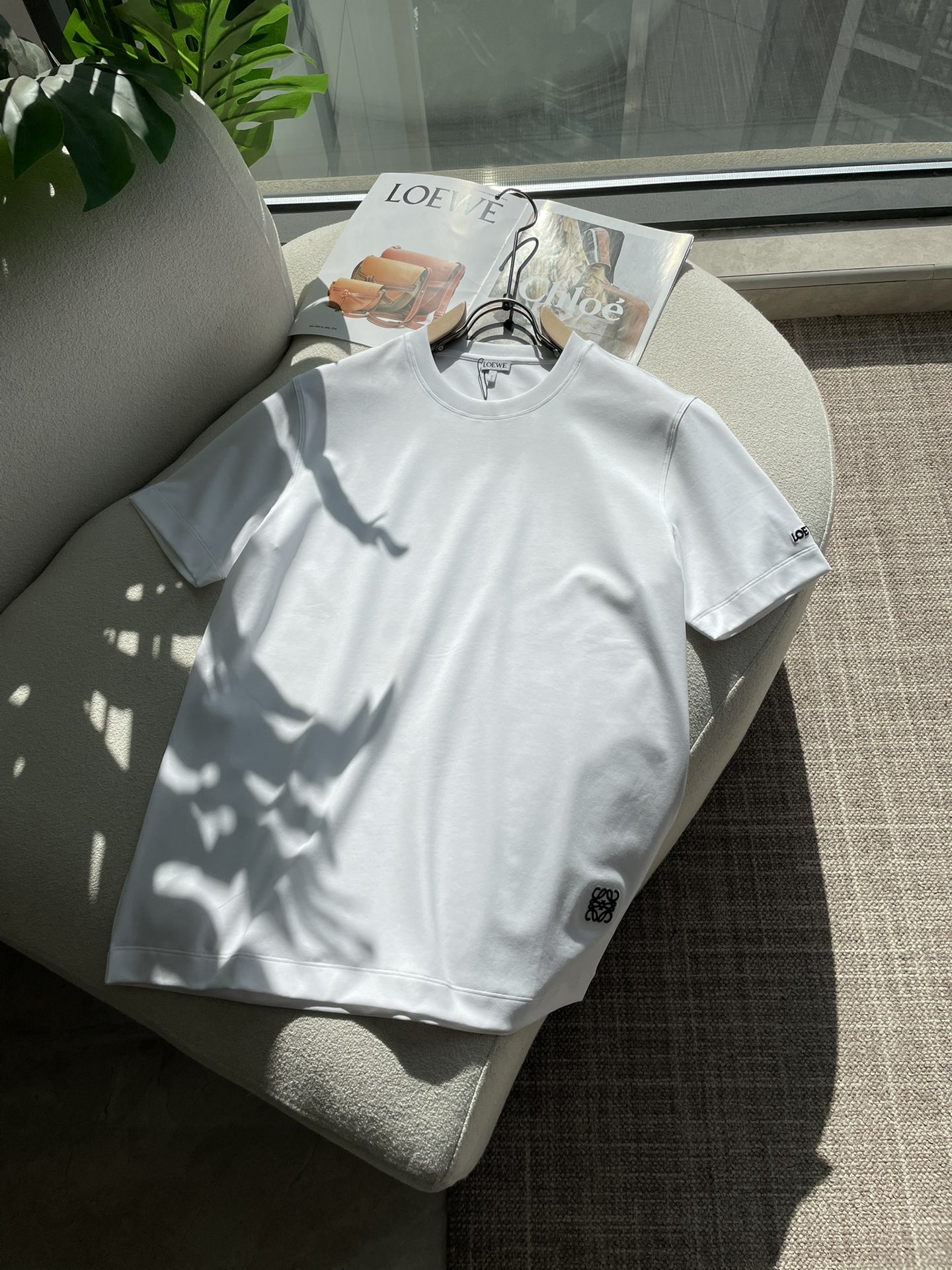 NO:736468,Loewe 2026 spring and summer new style debut counter latest short-sleeved round neck T-shirt high-end custom design avant-garde fashion!  Brand logo emphasizes craftsmanship design. High-end customized 100% cotton top-grade mercerized fabric. Soft to the touch. Comfortable to wear. Exquisite stitching at the counter level. Fine workmanship. The upper body effect is incomparably handsome!  A must-have item for a stylish man!  Size M-3XL,,loewe,T-shirt,tees,t-shirt,19860909Loewe 2026春夏新款首发专柜最新款短袖圆领T恤 高端订制 设计前卫时尚！品牌logo重工艺设计 高端定制百分百棉顶级丝光面料.手感柔软.穿着舒适.专柜级别精致车线.做工精细.上身效果无敌帅气！型男必备单品！ 码数M-3XL,,loewe,T-shirt,tees，t-shirt,,Men's clothing