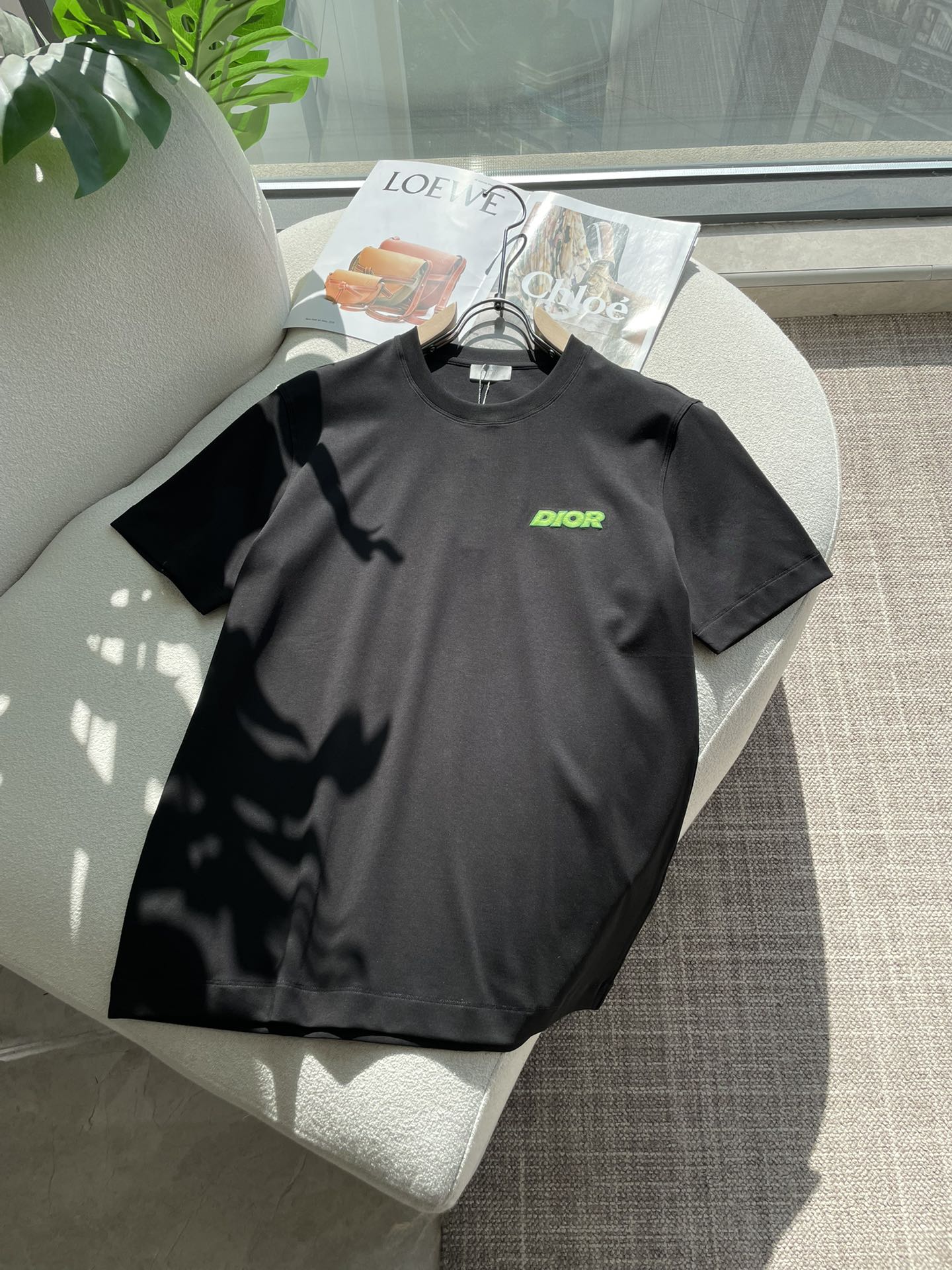 NO:736474,Dior 2026 spring and summer new style debut counter latest short-sleeved round neck T-shirt high-end custom design avant-garde fashion!  Brand logo emphasizes craftsmanship design. High-end customized 100% cotton top-grade mercerized fabric. Soft to the touch. Comfortable to wear. Exquisite stitching at the counter level. Fine workmanship. The upper body effect is incomparably handsome!  A must-have item for a stylish man!  Size M-3XL,,dior,T-shirt,tees,t-shirt,19860909Dior 2026春夏新款首发专柜最新款短袖圆领T恤 高端订制 设计前卫时尚！品牌logo重工艺设计 高端定制百分百棉顶级丝光面料.手感柔软.穿着舒适.专柜级别精致车线.做工精细.上身效果无敌帅气！型男必备单品！ 码数M-3XL,,dior,T-shirt,tees，t-shirt,,Men's clothing