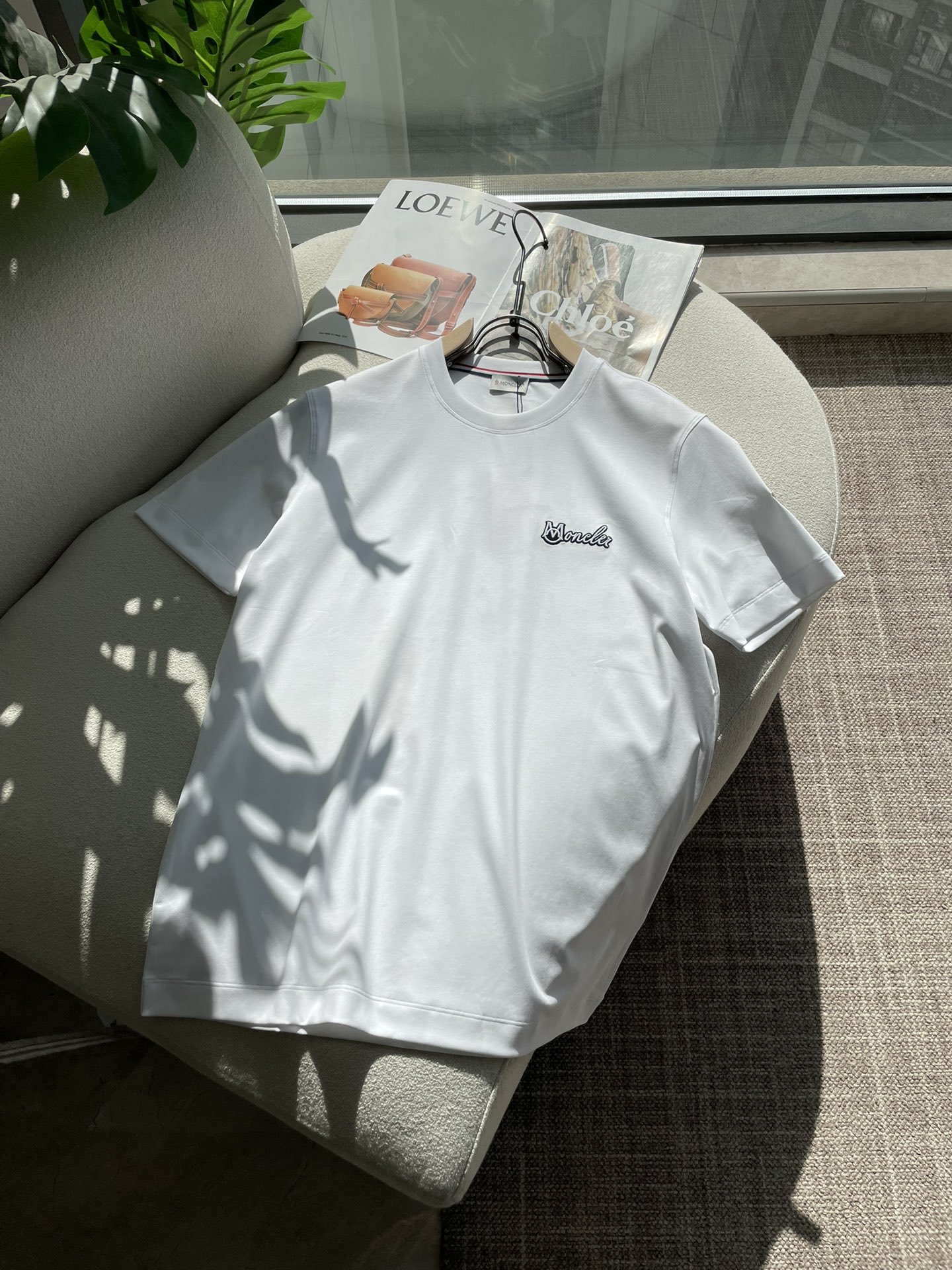 NO:736480,Meng Mouth 2026 spring and summer new style debut counter latest short-sleeved round neck T-shirt, high-end customization, avant-garde and fashionable design!  Brand logo emphasizes craftsmanship design. High-end customized 100% cotton top-grade mercerized fabric. Soft to the touch. Comfortable to wear. Exquisite stitching at the counter level. Fine workmanship. The upper body effect is incomparably handsome!  A must-have item for a stylish man!  Size M-3XL,,Moncler,T-shirt,tees,t-shirt,19860909蒙口 2026春夏新款首发专柜最新款短袖圆领T恤 高端订制 设计前卫时尚！品牌logo重工艺设计 高端定制百分百棉顶级丝光面料.手感柔软.穿着舒适.专柜级别精致车线.做工精细.上身效果无敌帅气！型男必备单品！ 码数M-3XL,,Moncler,T-shirt,tees，t-shirt,,Men's clothing